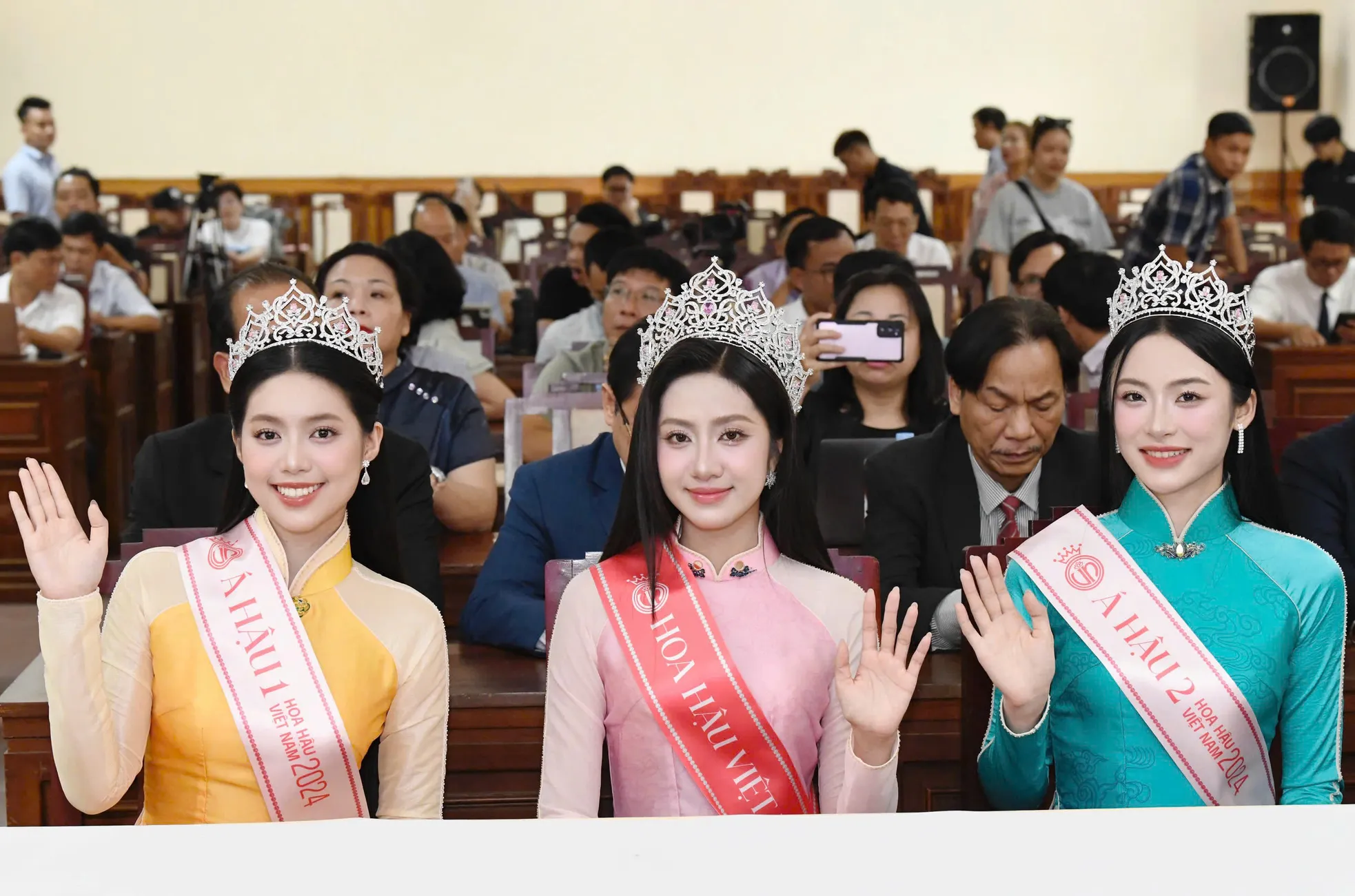 Nhan sắc phát sáng của Á hậu quân nhân Trần Ngọc Châu Anh ảnh 3