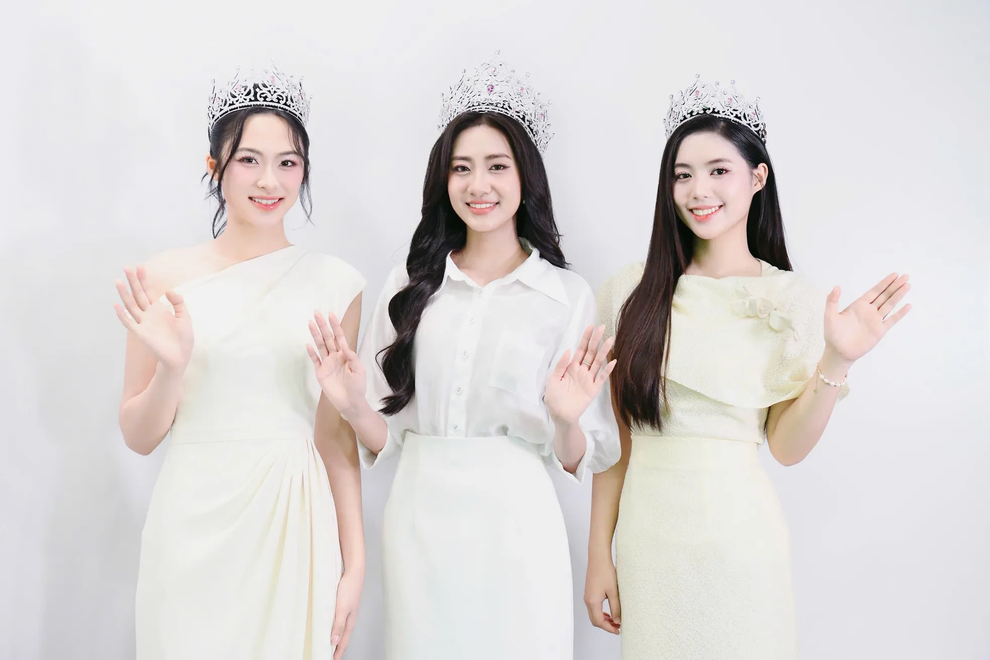 Chiều nay, Hoa hậu Hà Trúc Linh và hai Á hậu họp báo ra mắt truyền thông ảnh 1