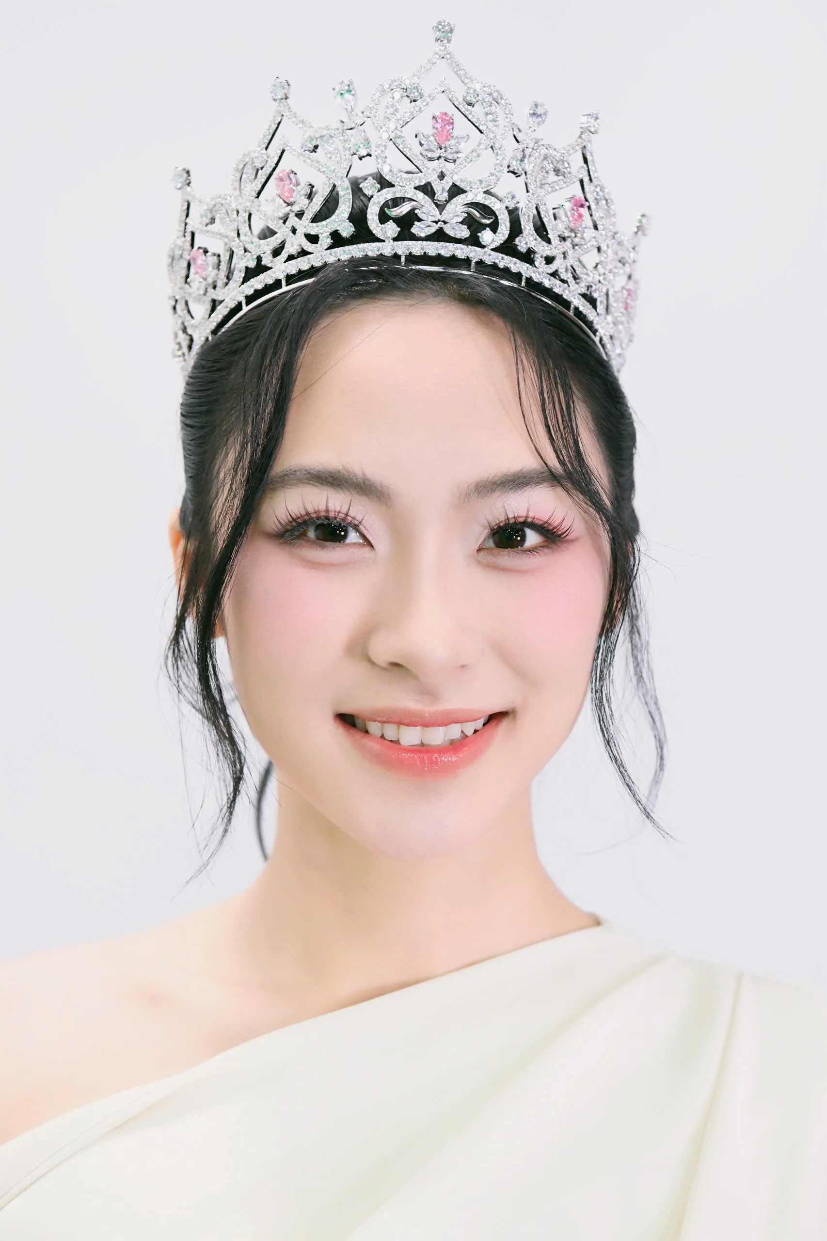 Chiều nay, Hoa hậu Hà Trúc Linh và hai Á hậu họp báo ra mắt truyền thông ảnh 9