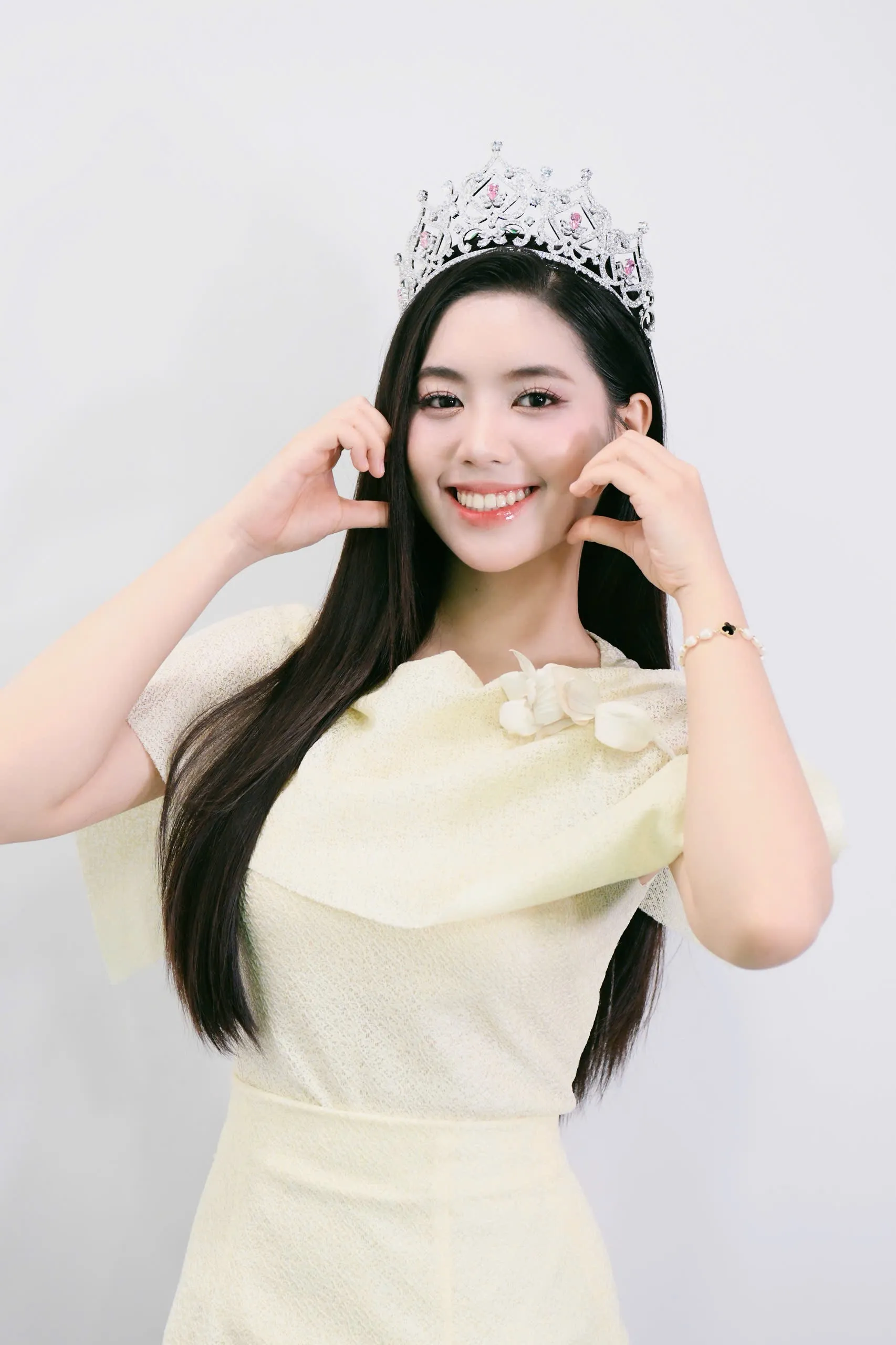 Chiều nay, Hoa hậu Hà Trúc Linh và hai Á hậu họp báo ra mắt truyền thông ảnh 12