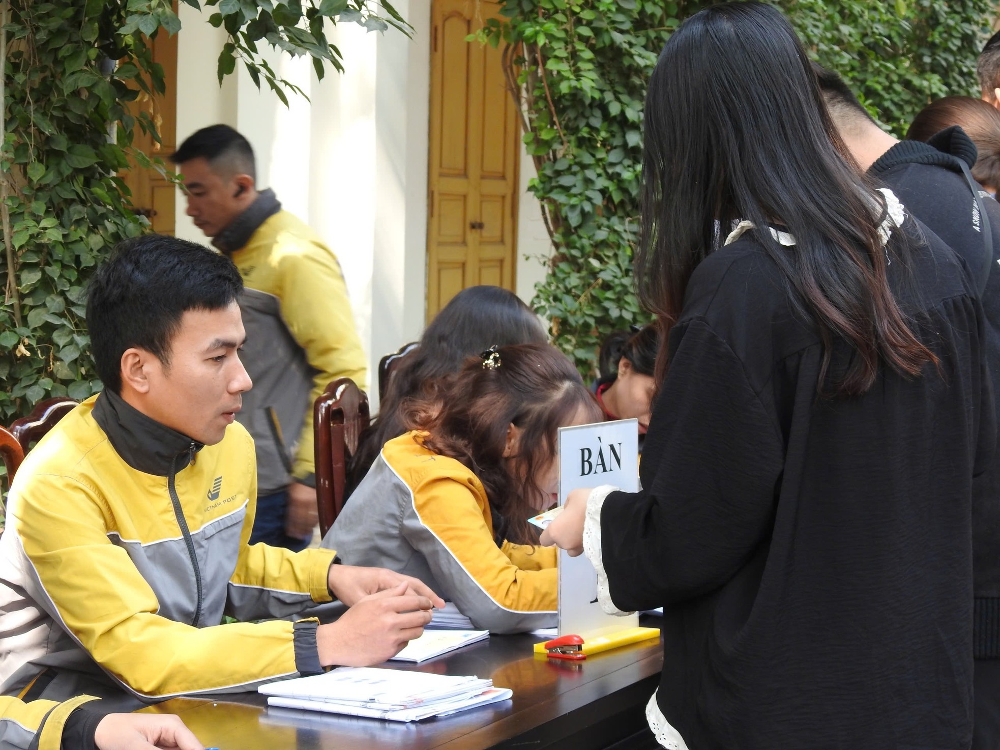 Người hâm mộ phấn khởi nhận vé cổ vũ đội tuyển Việt Nam ảnh 4