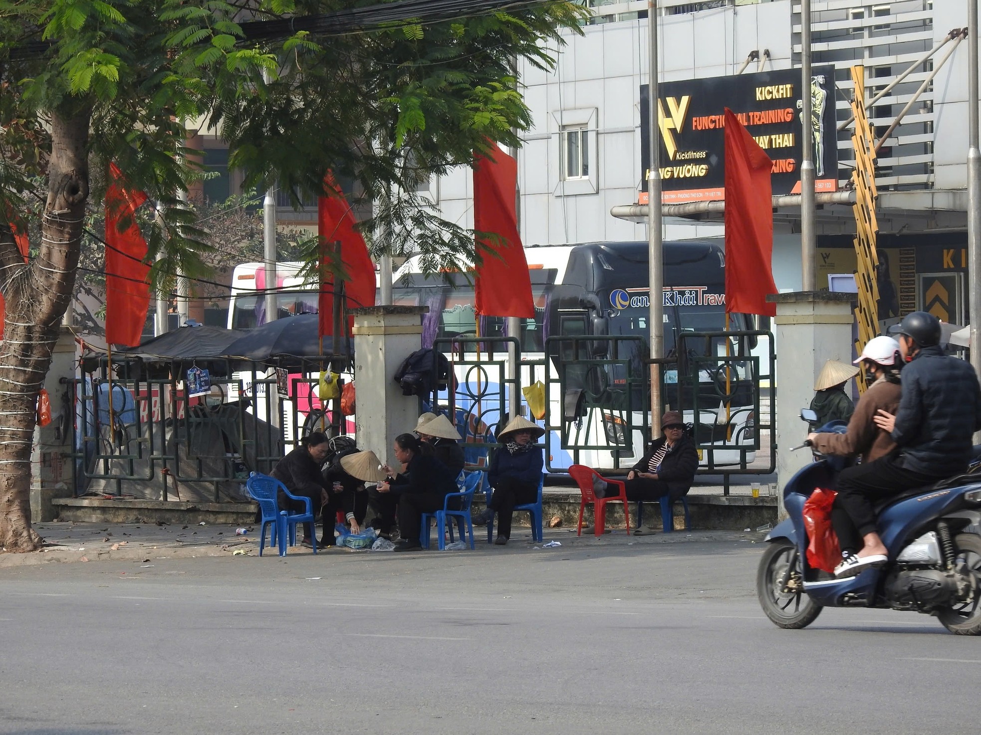 Người hâm mộ phấn khởi nhận vé cổ vũ đội tuyển Việt Nam ảnh 9
