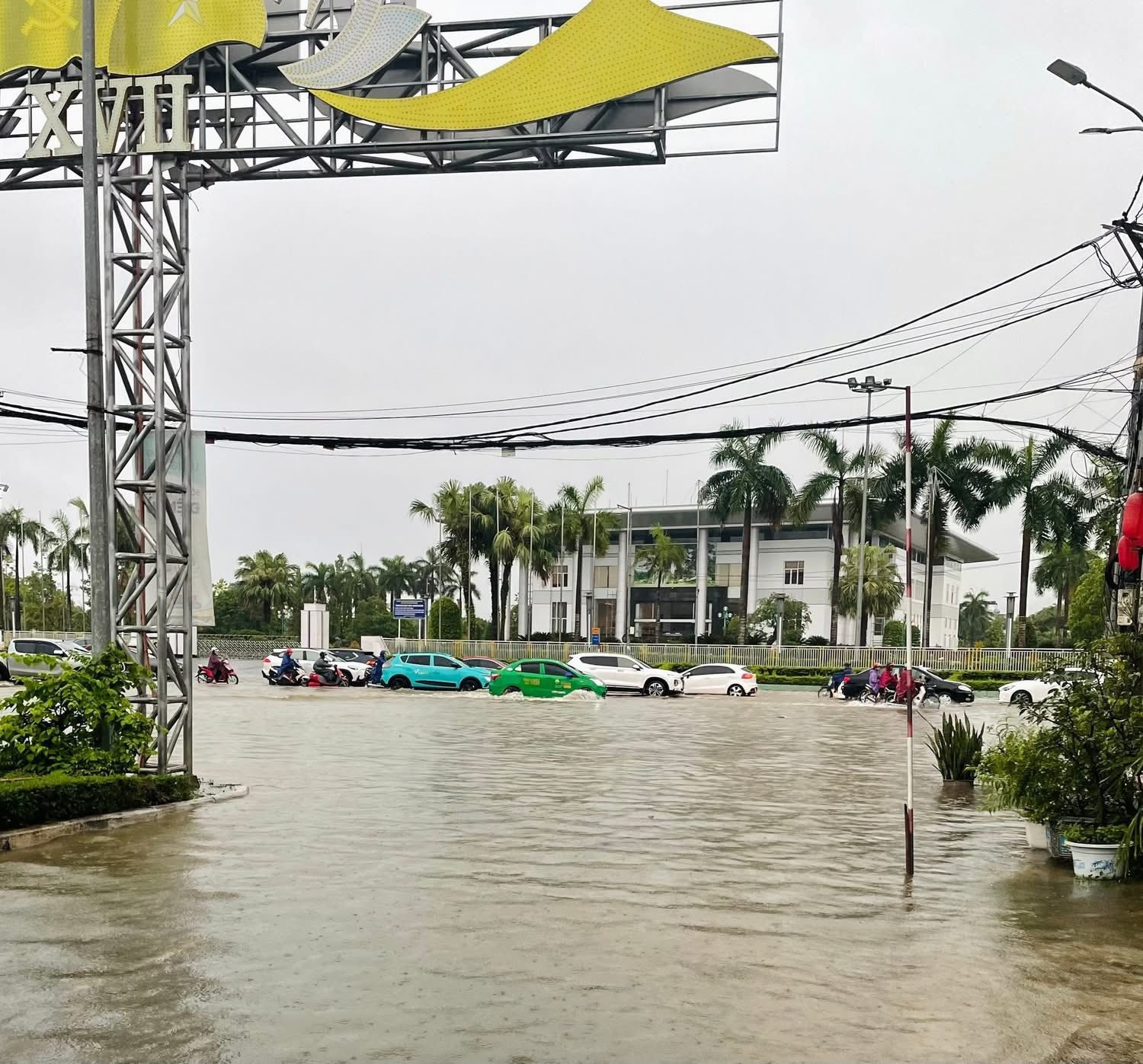 Mưa lớn tại Tuyên Quang, Yên Bái: Nhà cửa, ô tô ngập trong biển nước ảnh 3