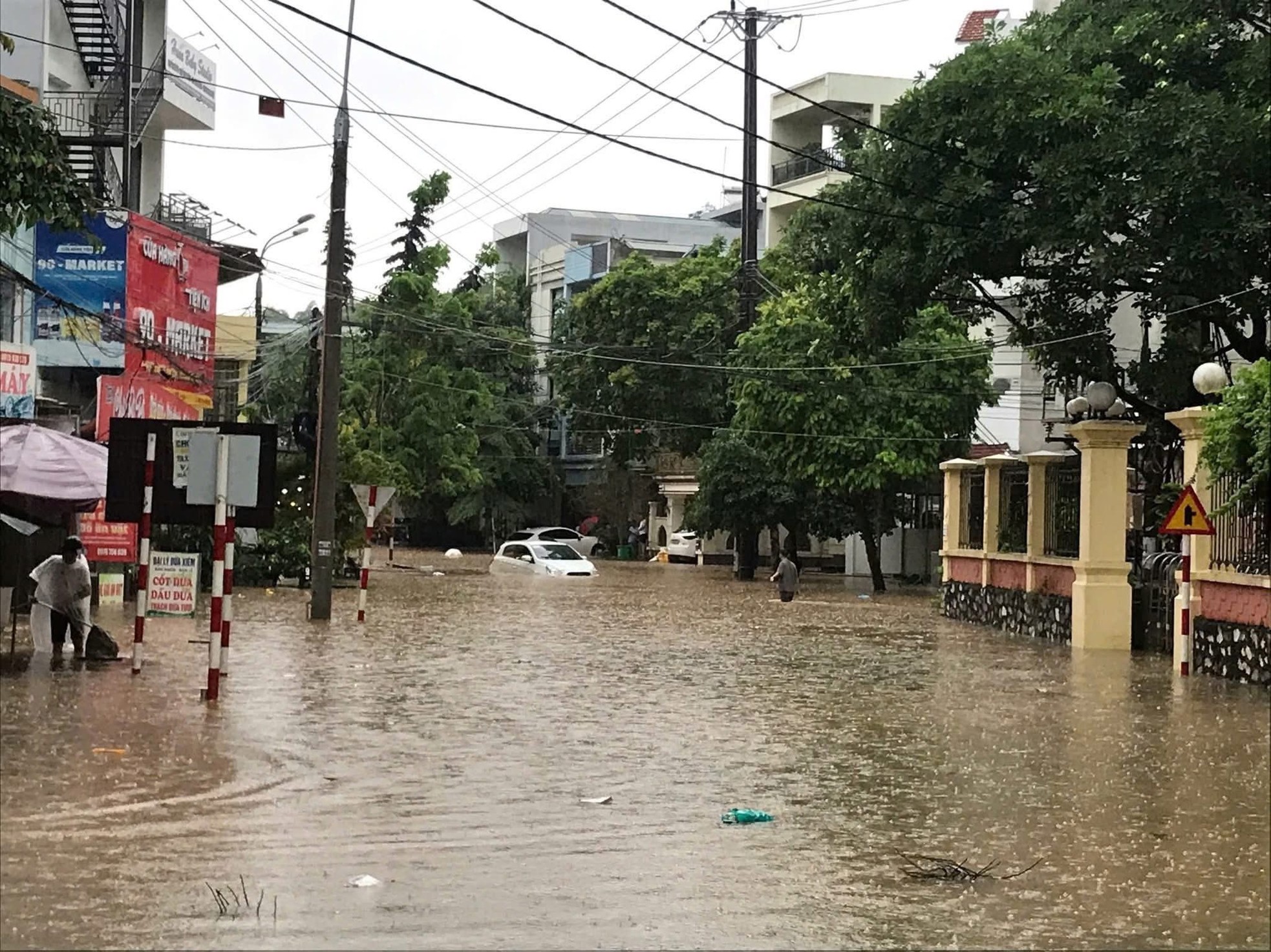 Mưa lớn tại Tuyên Quang, Yên Bái: Nhà cửa, ô tô ngập trong biển nước ảnh 2
