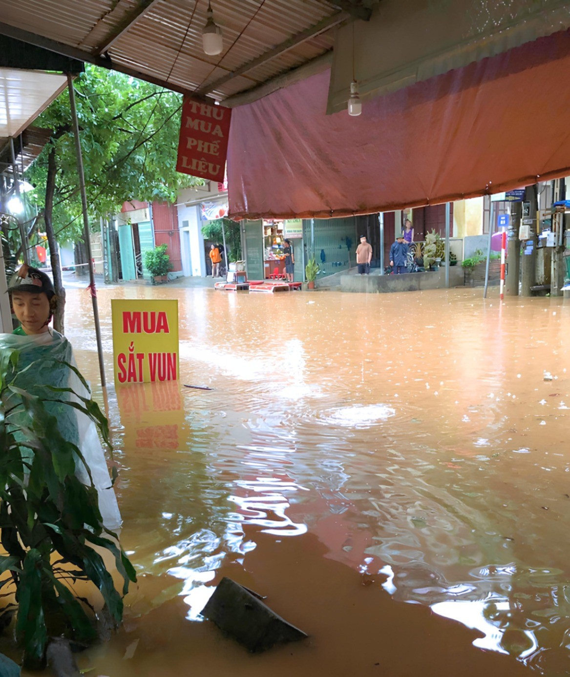 Mưa lớn tại Tuyên Quang, Yên Bái: Nhà cửa, ô tô ngập trong biển nước ảnh 4