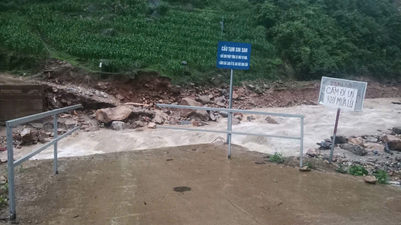 Mưa lớn làm trôi cầu tạm, sạt nhiều tuyến đường tại Lào Cai ảnh 1