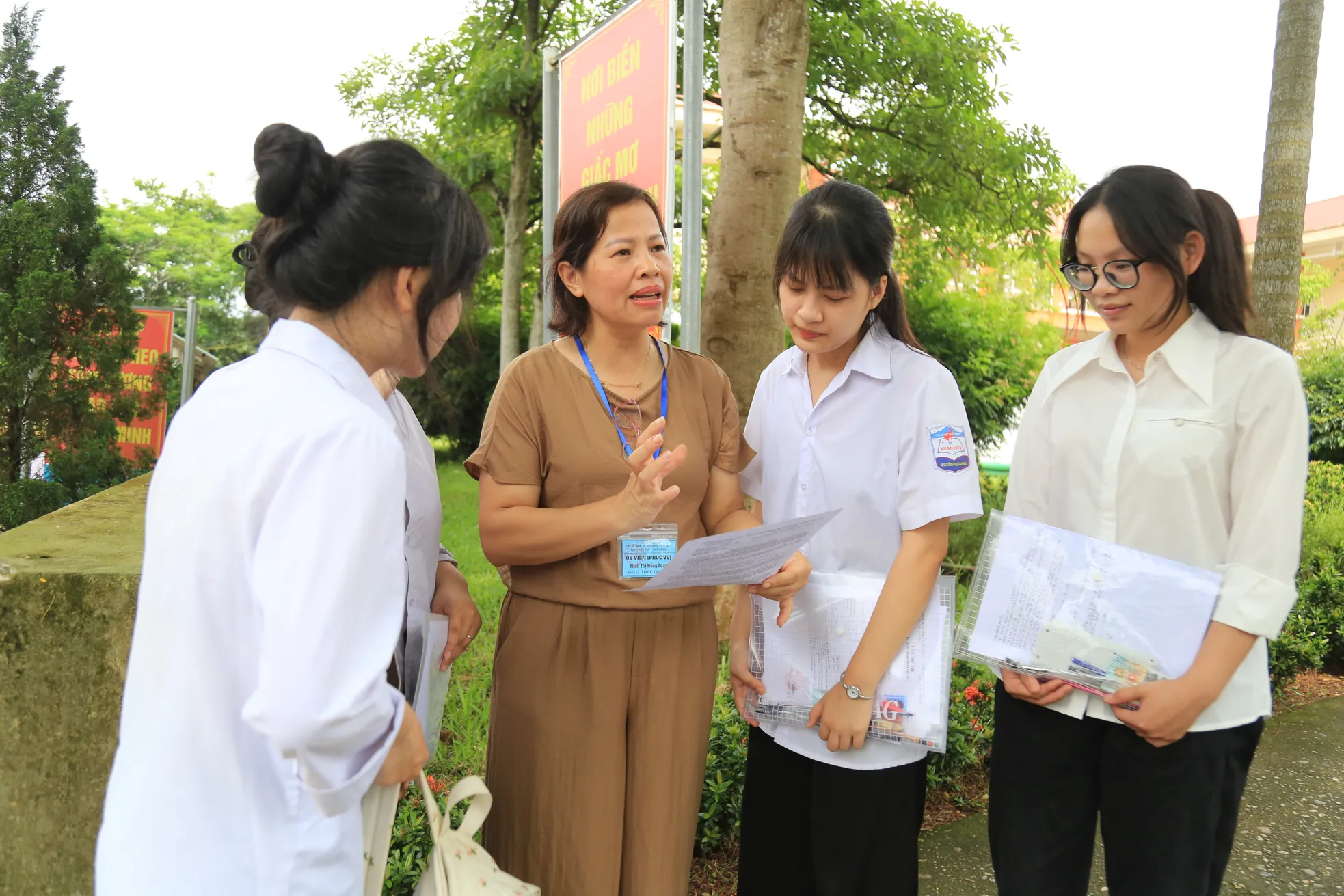 Nữ sinh người Dao mất nhà, vượt lên nghịch cảnh bước vào kỳ thi ảnh 4