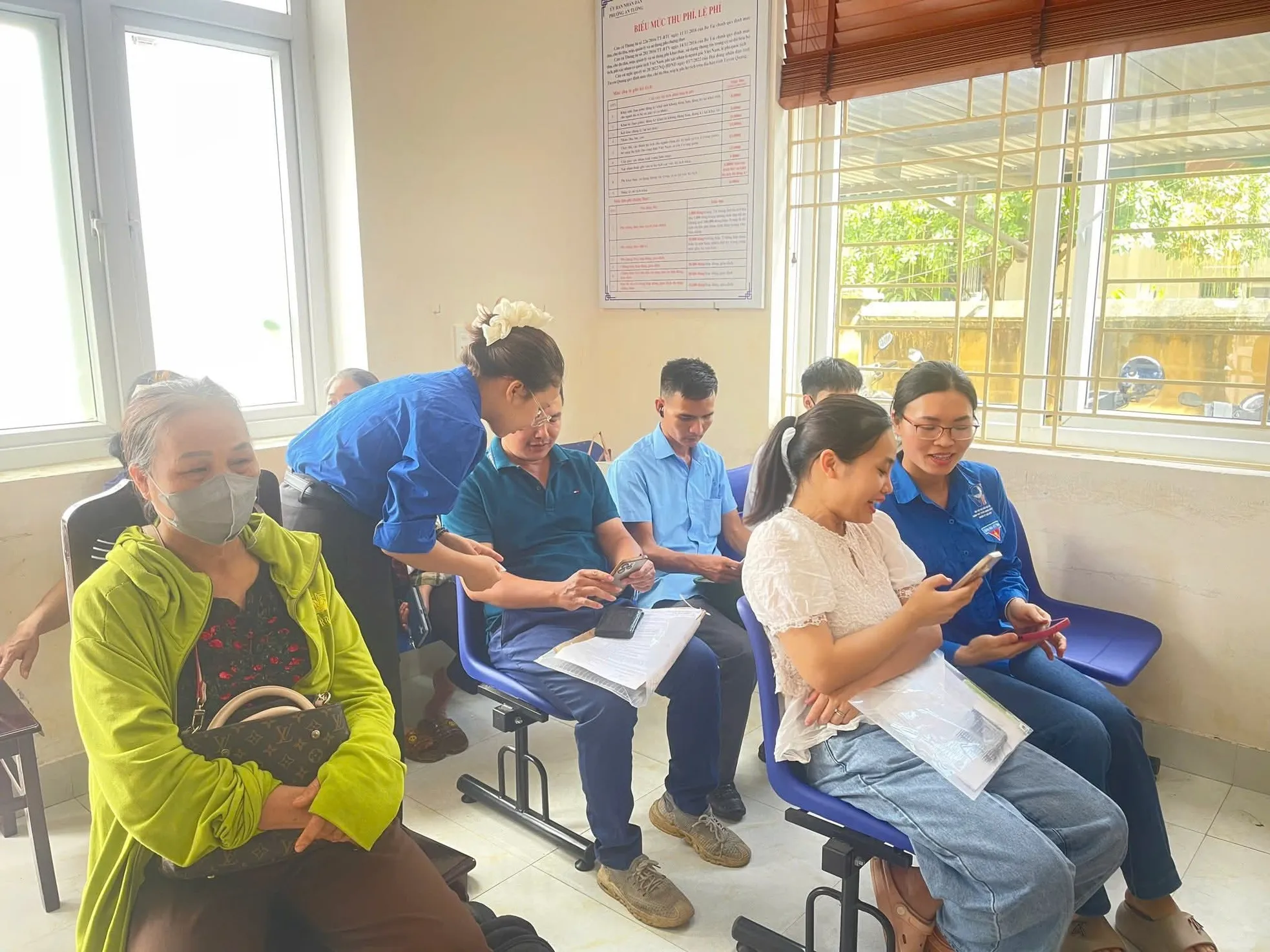 'Áo xanh' Tuyên Quang đến tận nhà hỗ trợ người dân nộp giấy tờ ảnh 2