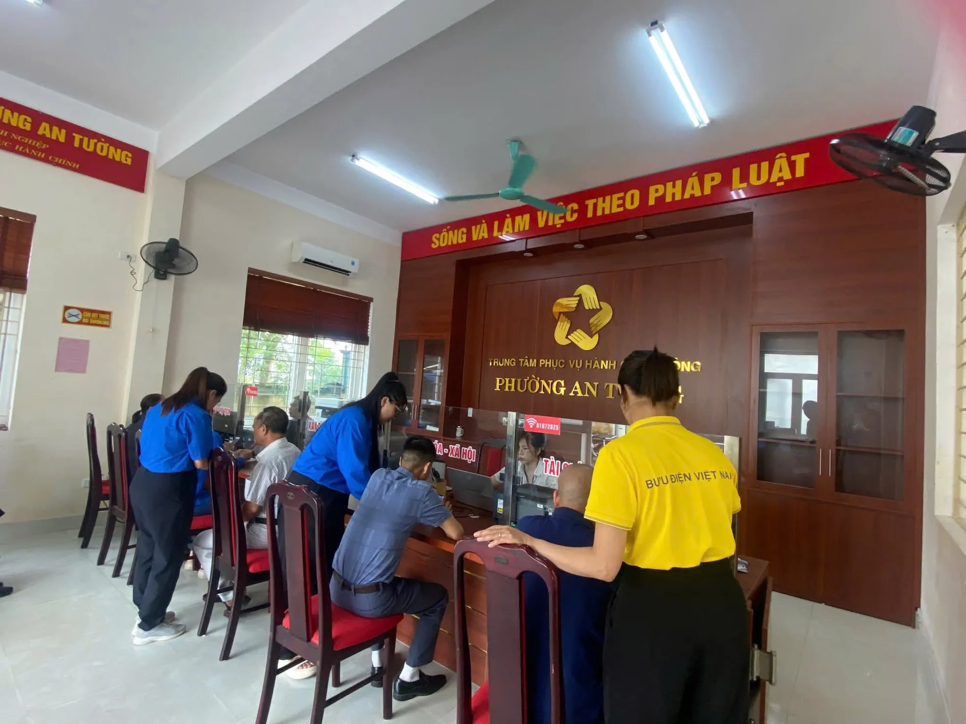 'Áo xanh' Tuyên Quang đến tận nhà hỗ trợ người dân nộp giấy tờ ảnh 3