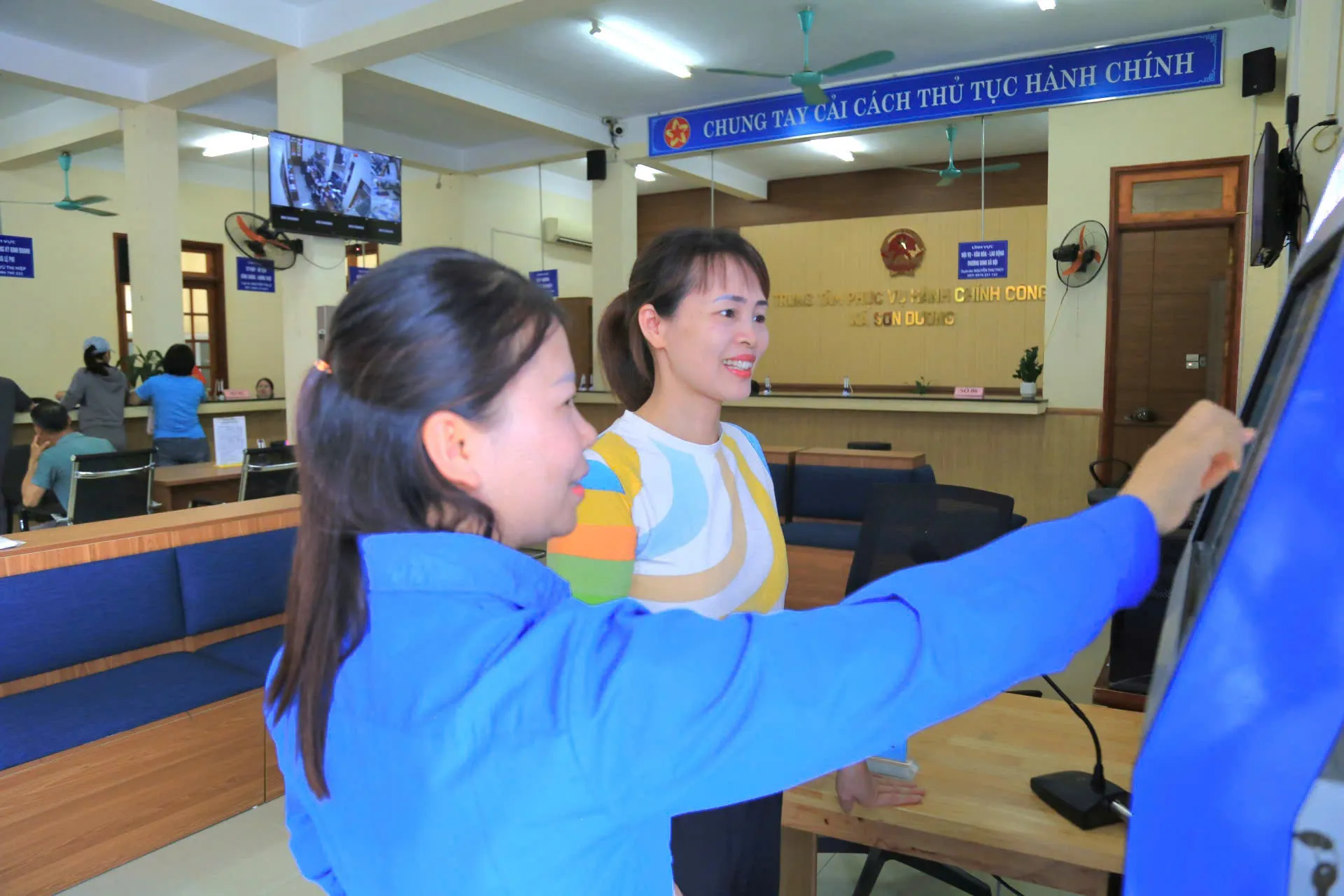 'Áo xanh' Tuyên Quang đến tận nhà hỗ trợ người dân nộp giấy tờ ảnh 5