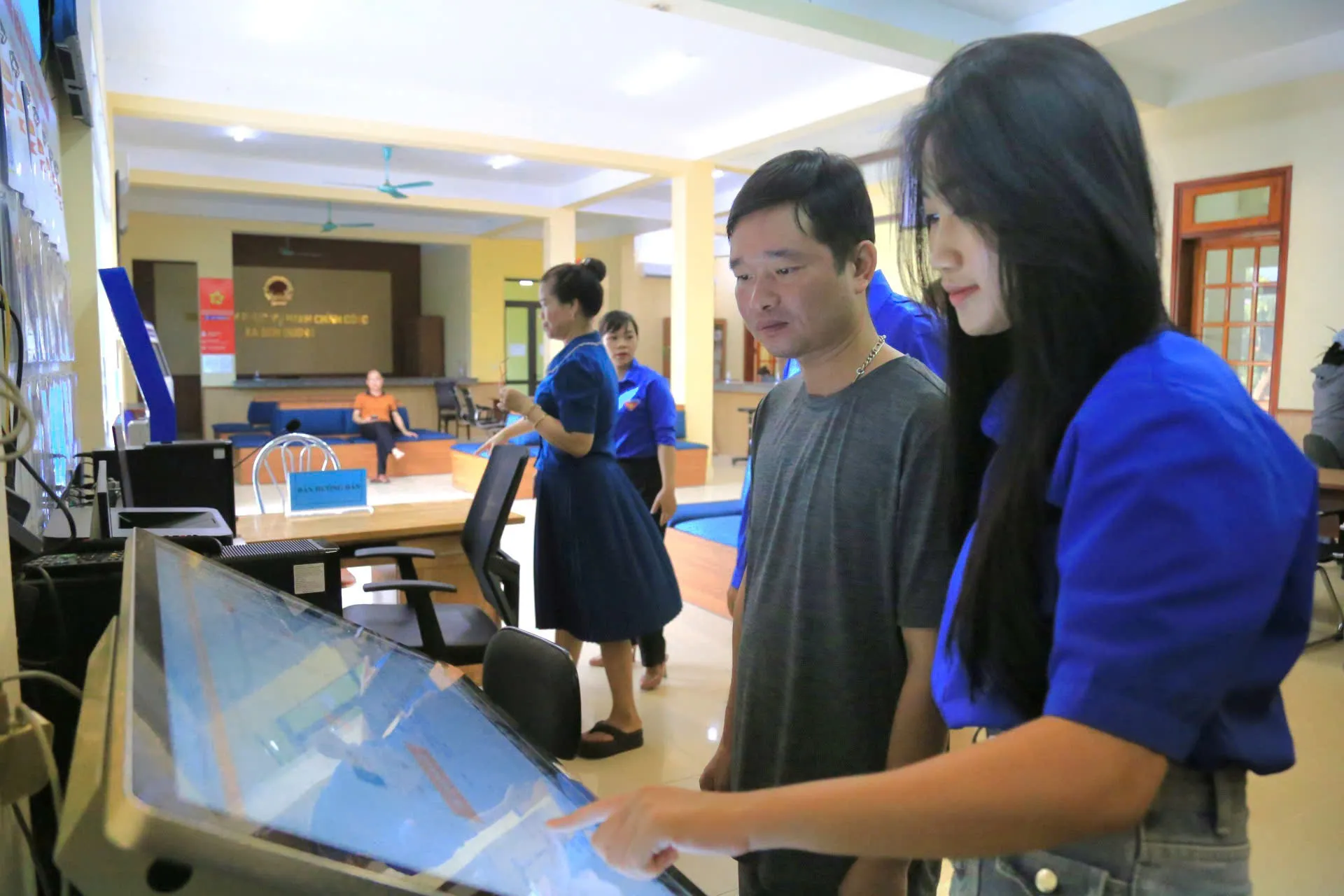 'Áo xanh' Tuyên Quang đến tận nhà hỗ trợ người dân nộp giấy tờ ảnh 8