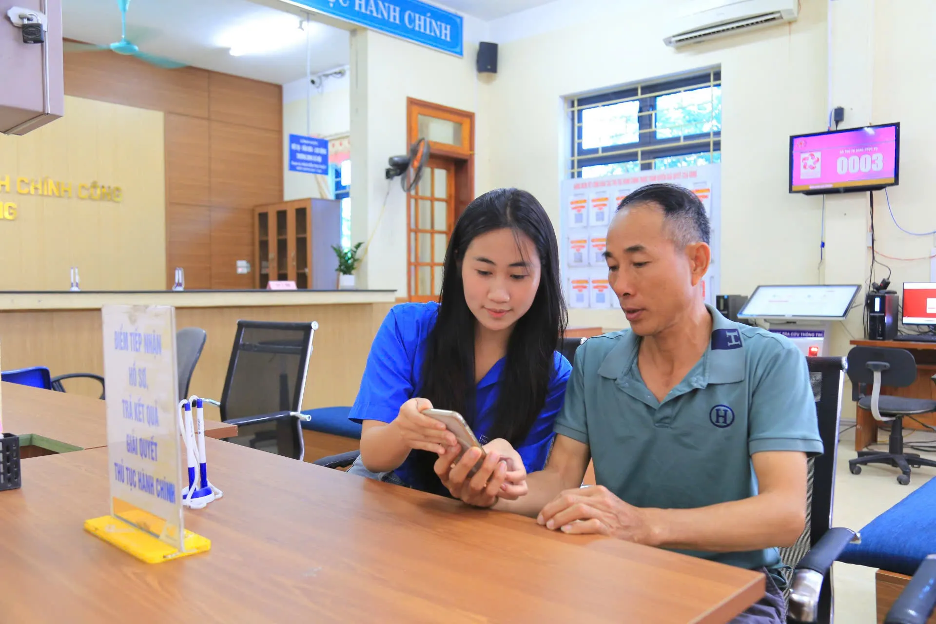 'Áo xanh' Tuyên Quang đến tận nhà hỗ trợ người dân nộp giấy tờ ảnh 7
