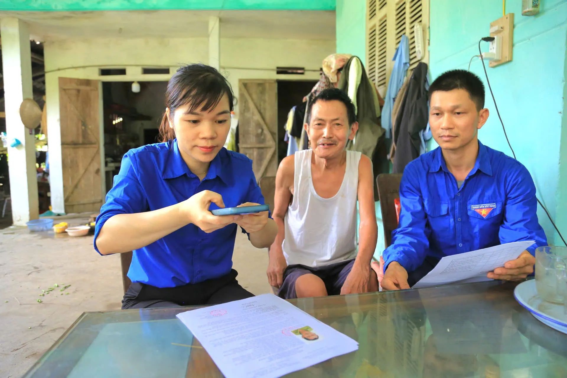 'Áo xanh' Tuyên Quang đến tận nhà hỗ trợ người dân nộp giấy tờ ảnh 9