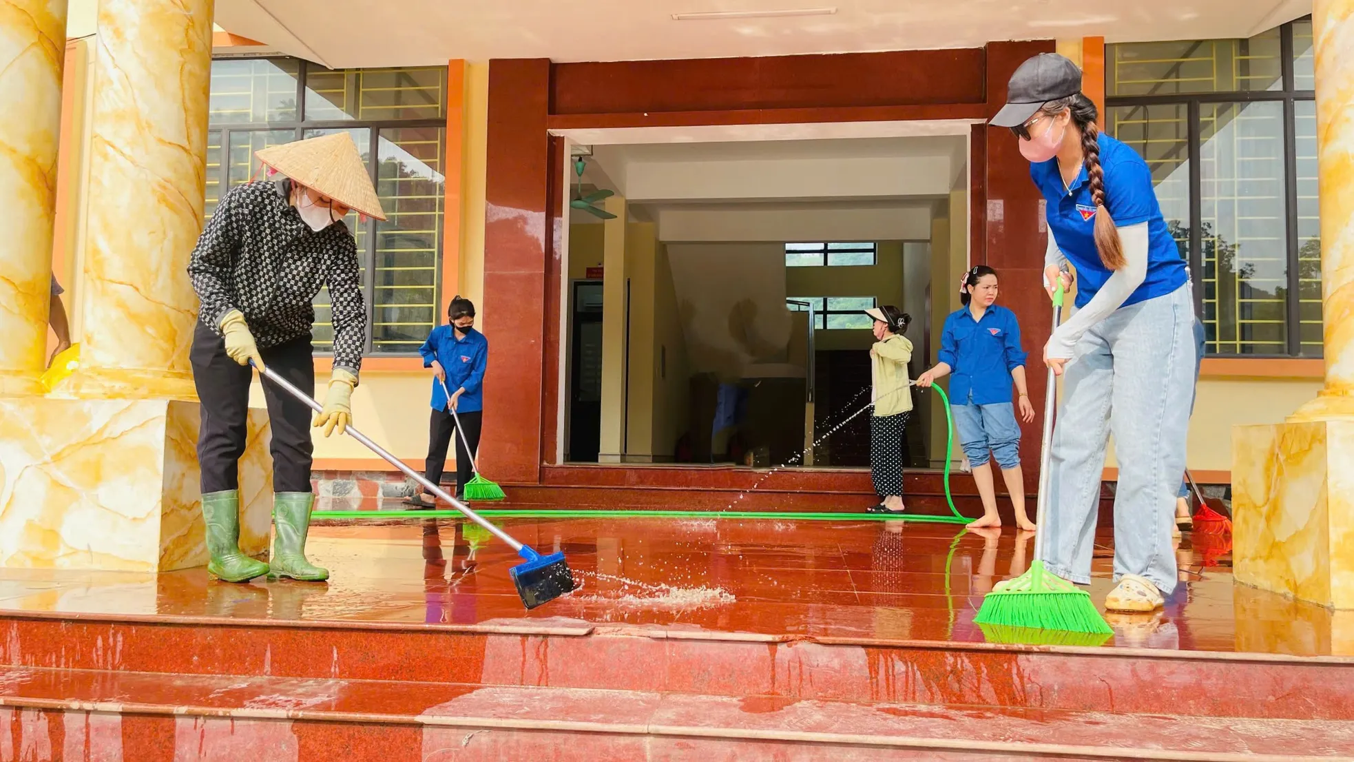 'Áo xanh' Tuyên Quang đến tận nhà hỗ trợ người dân nộp giấy tờ ảnh 11