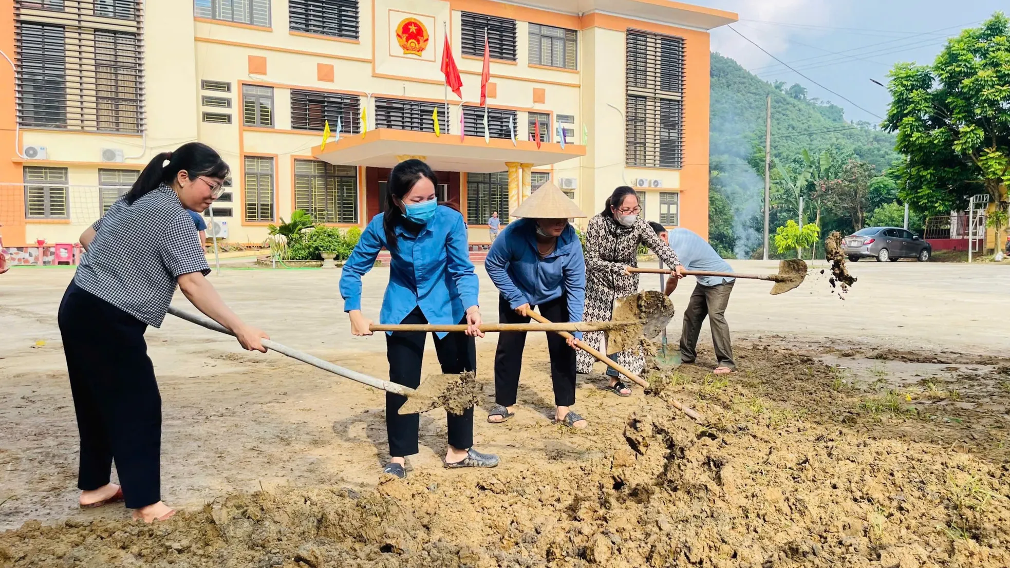 'Áo xanh' Tuyên Quang đến tận nhà hỗ trợ người dân nộp giấy tờ ảnh 10