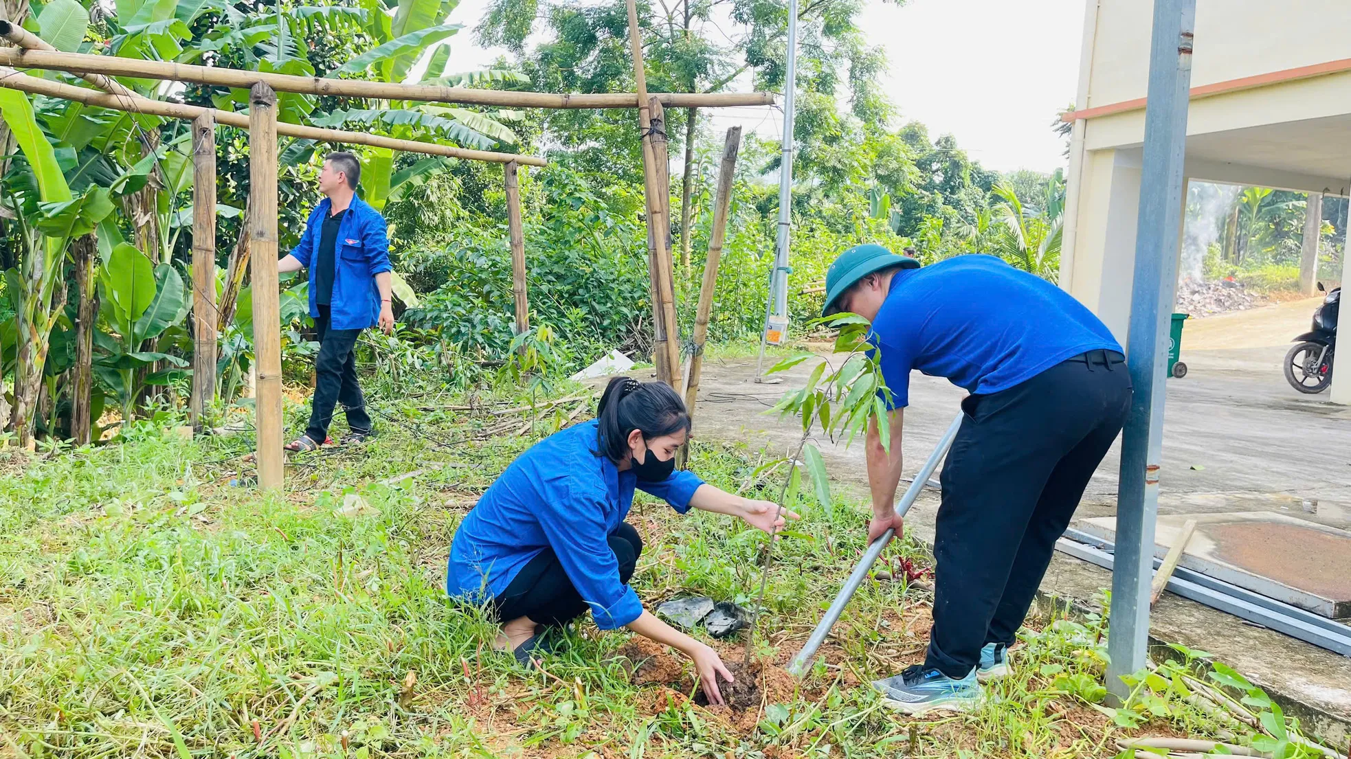 'Áo xanh' Tuyên Quang đến tận nhà hỗ trợ người dân nộp giấy tờ ảnh 14