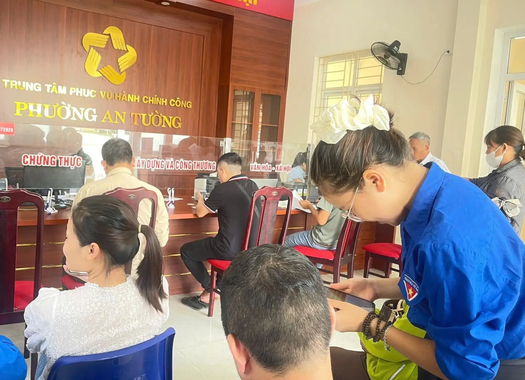 'Áo xanh' Tuyên Quang đến tận nhà hỗ trợ người dân nộp giấy tờ ảnh 1