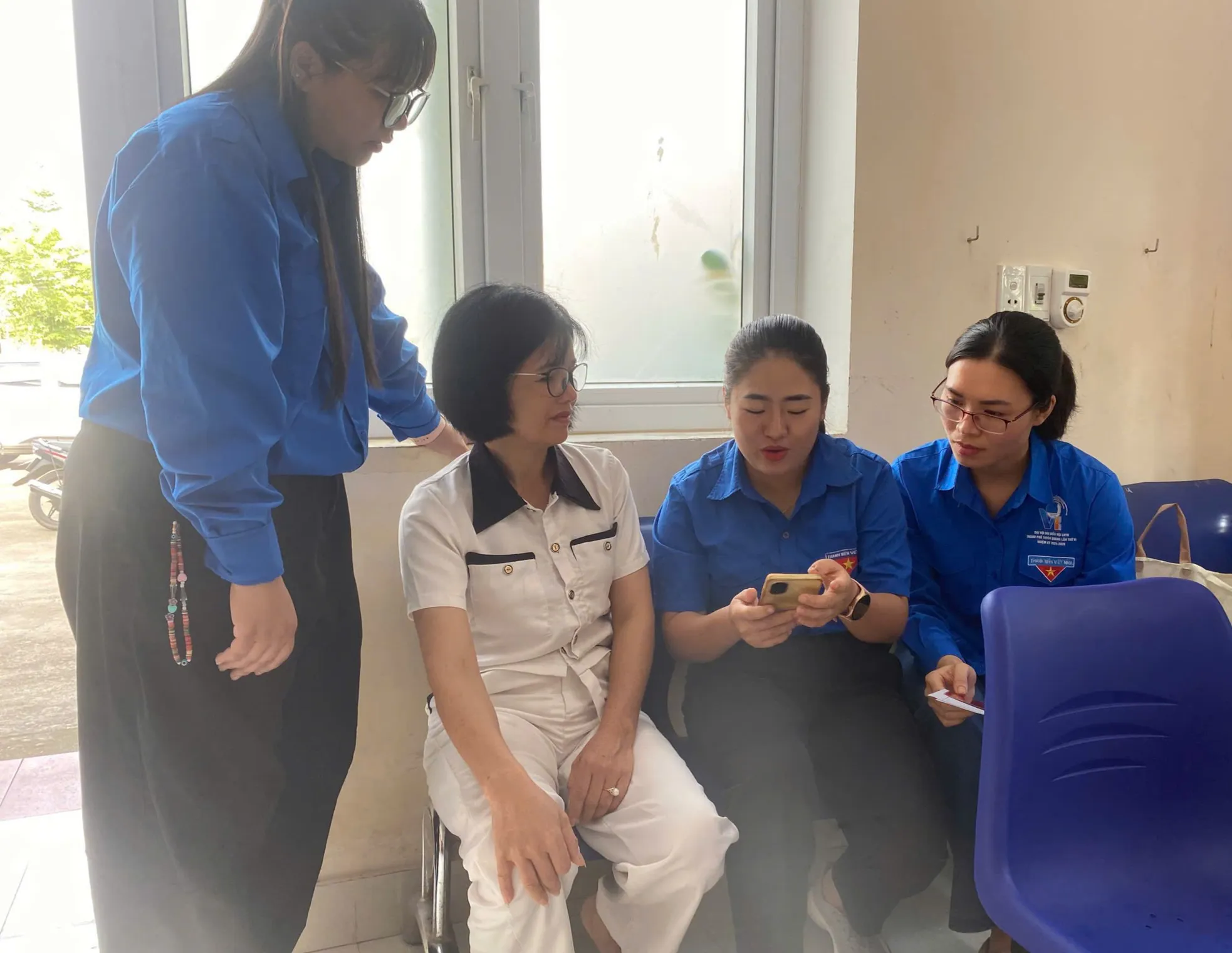 'Áo xanh' Tuyên Quang đến tận nhà hỗ trợ người dân nộp giấy tờ ảnh 4
