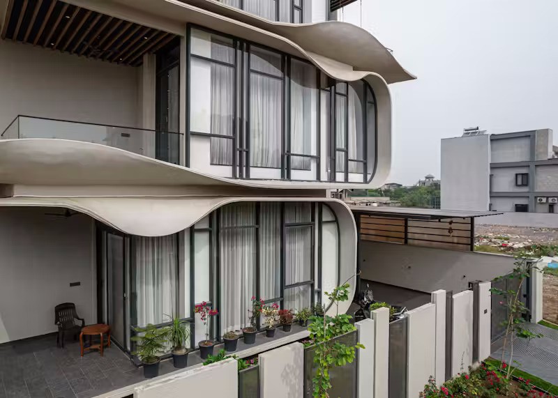Biệt thự có mặt tiền độc đáo phù hợp với gia đình 3 thế hệ ảnh 2