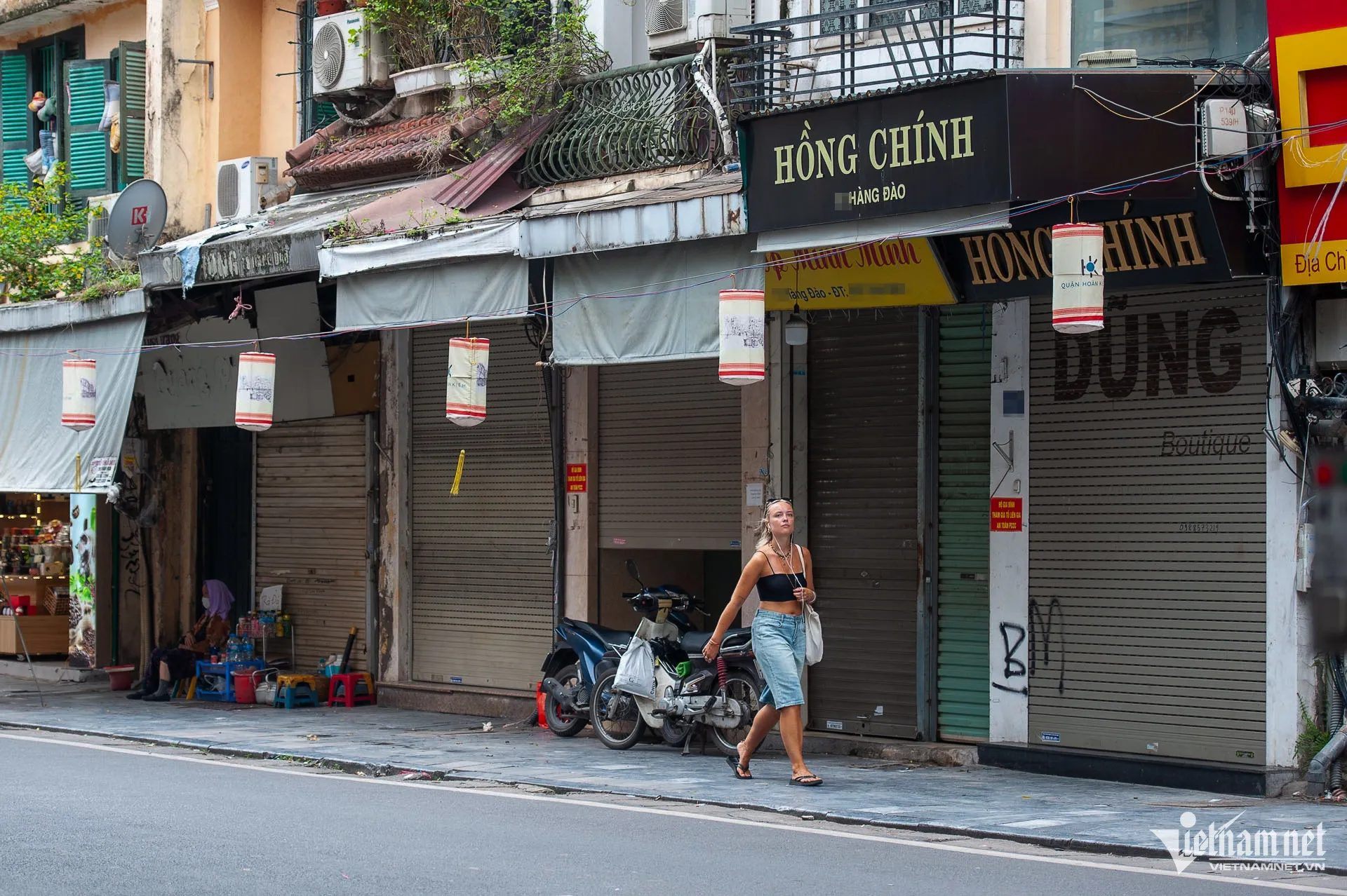 Cửa hàng ở Hoàn Kiếm, Ba Đình buôn bán kiểu lạ lùng, khách luồn qua khe cửa ảnh 4