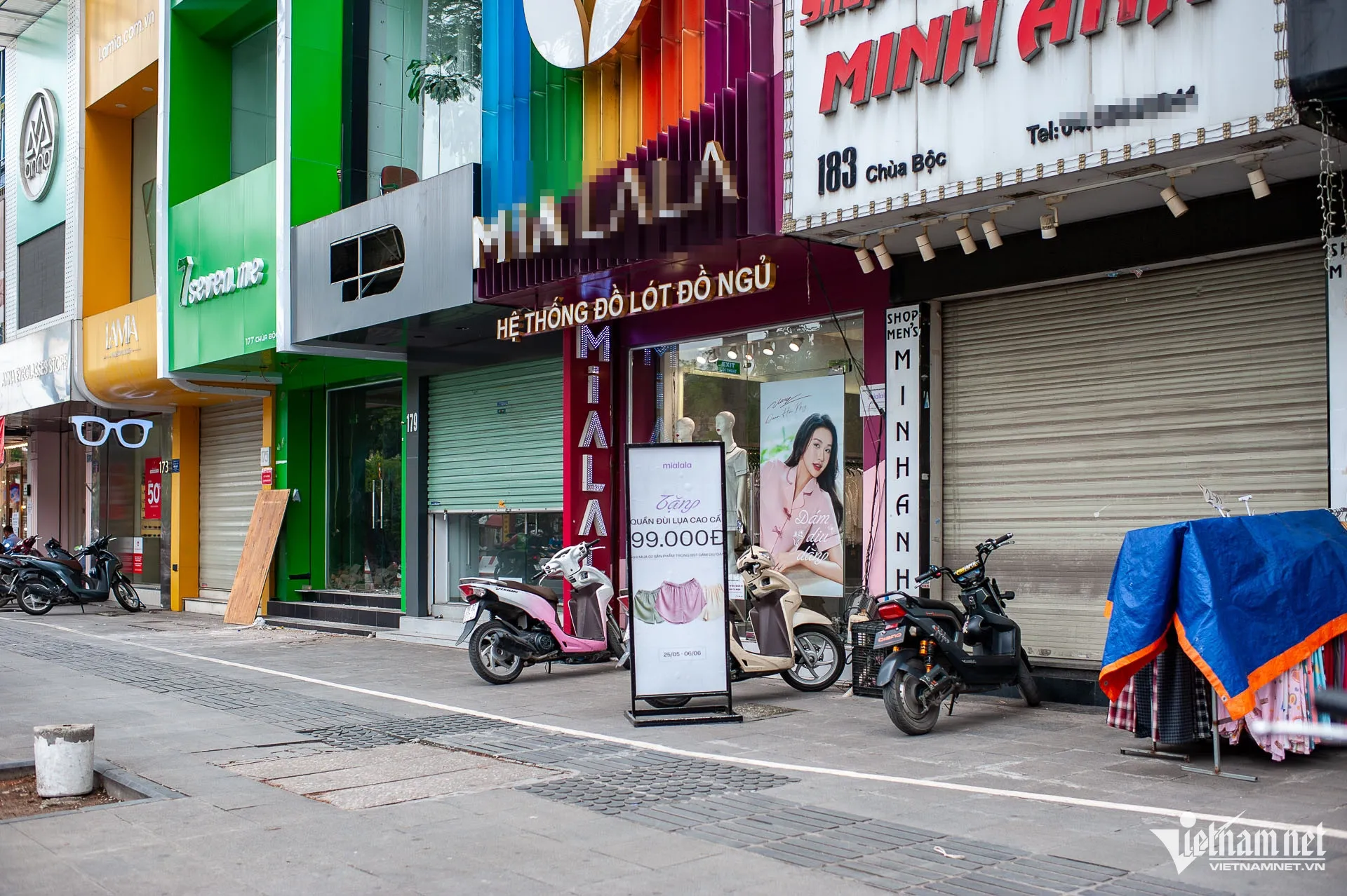 Cửa hàng ở Hoàn Kiếm, Ba Đình buôn bán kiểu lạ lùng, khách luồn qua khe cửa ảnh 13