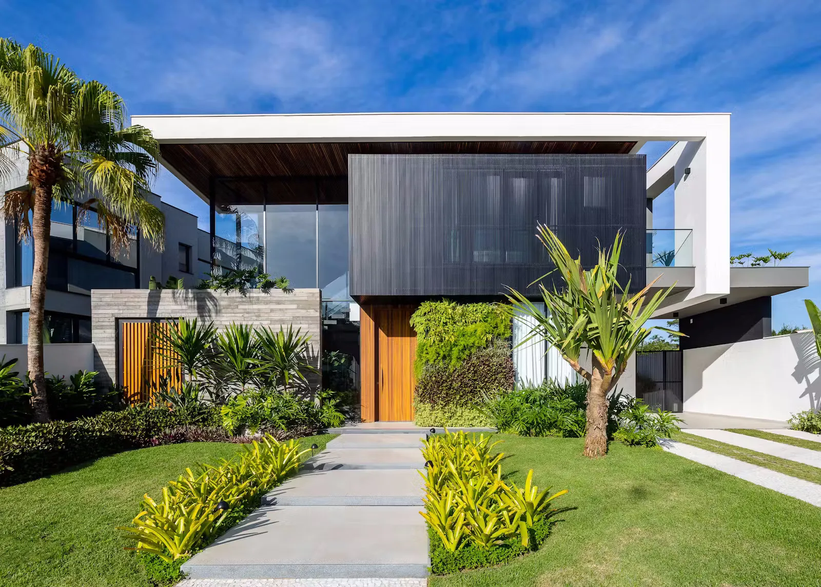 Tổ ấm ven biển đậm chất nghỉ dưỡng với thiết kế mở ảnh 1