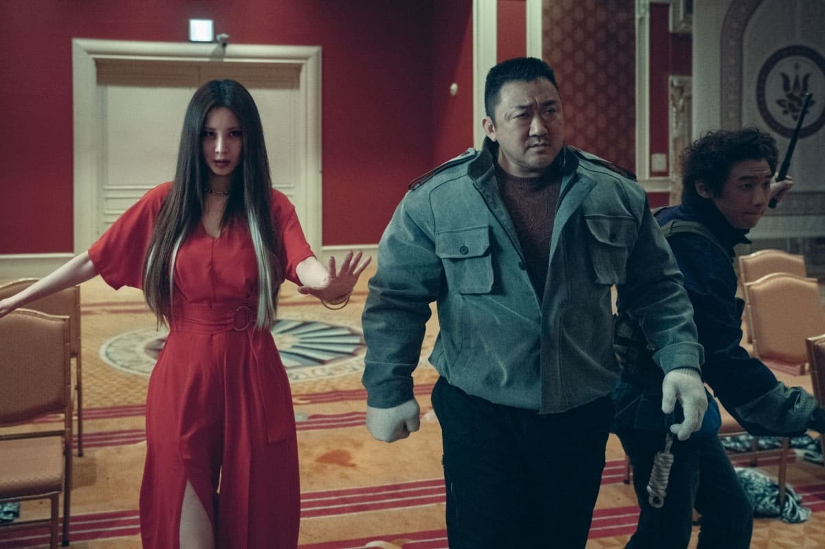 Vua cơ bắp Ma Dong Seok không cứu nổi đội săn quỷ ảnh 1