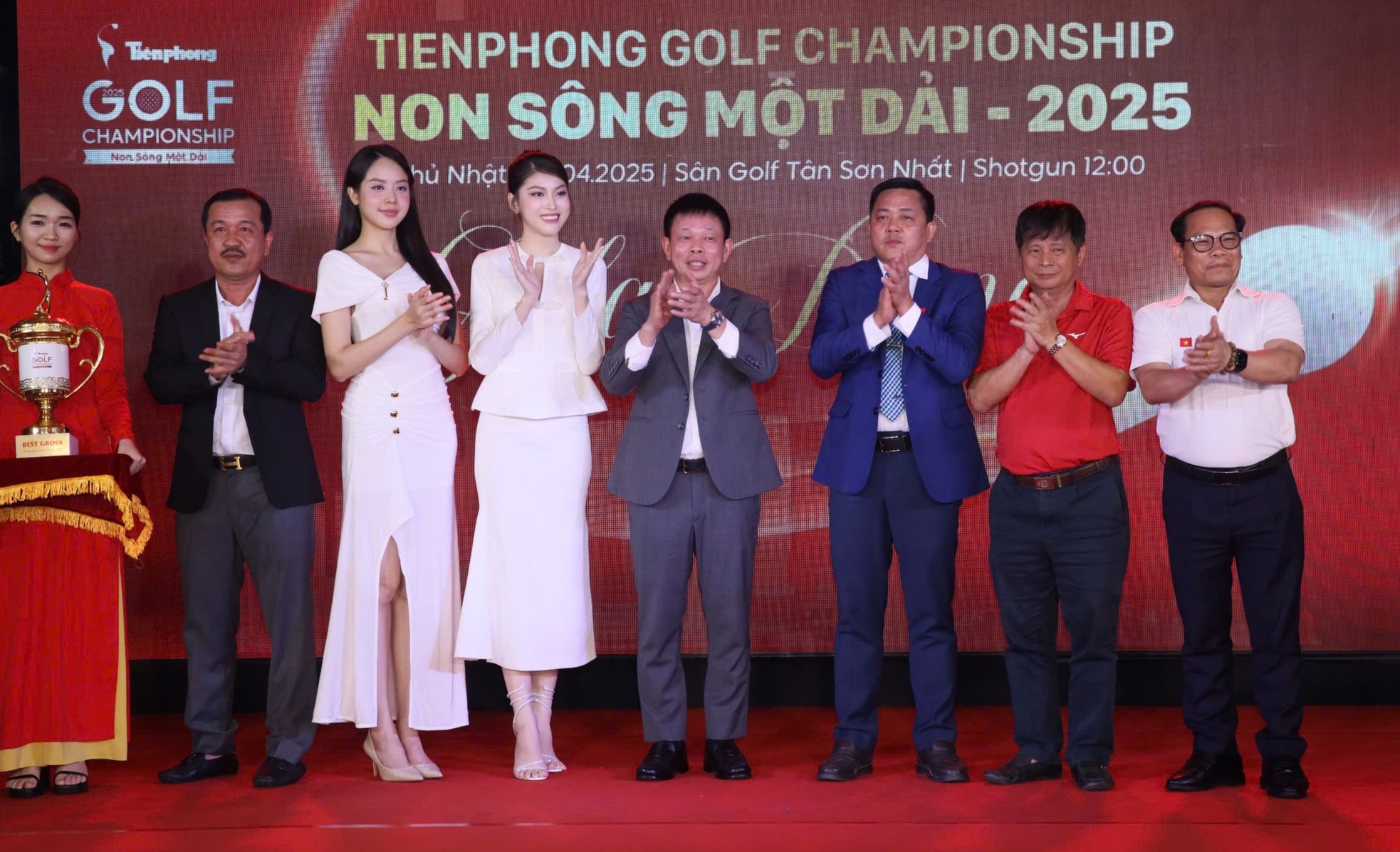 Hoa hậu Thanh Thủy, Á hậu Ngọc Thảo chúc mừng chức vô địch của golfer Tăng Thành Trung ảnh 4