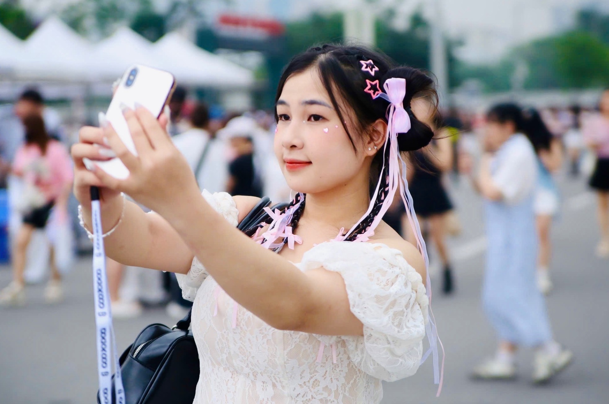Khán giả đội mưa tầm tã xem Anh trai say hi ảnh 8