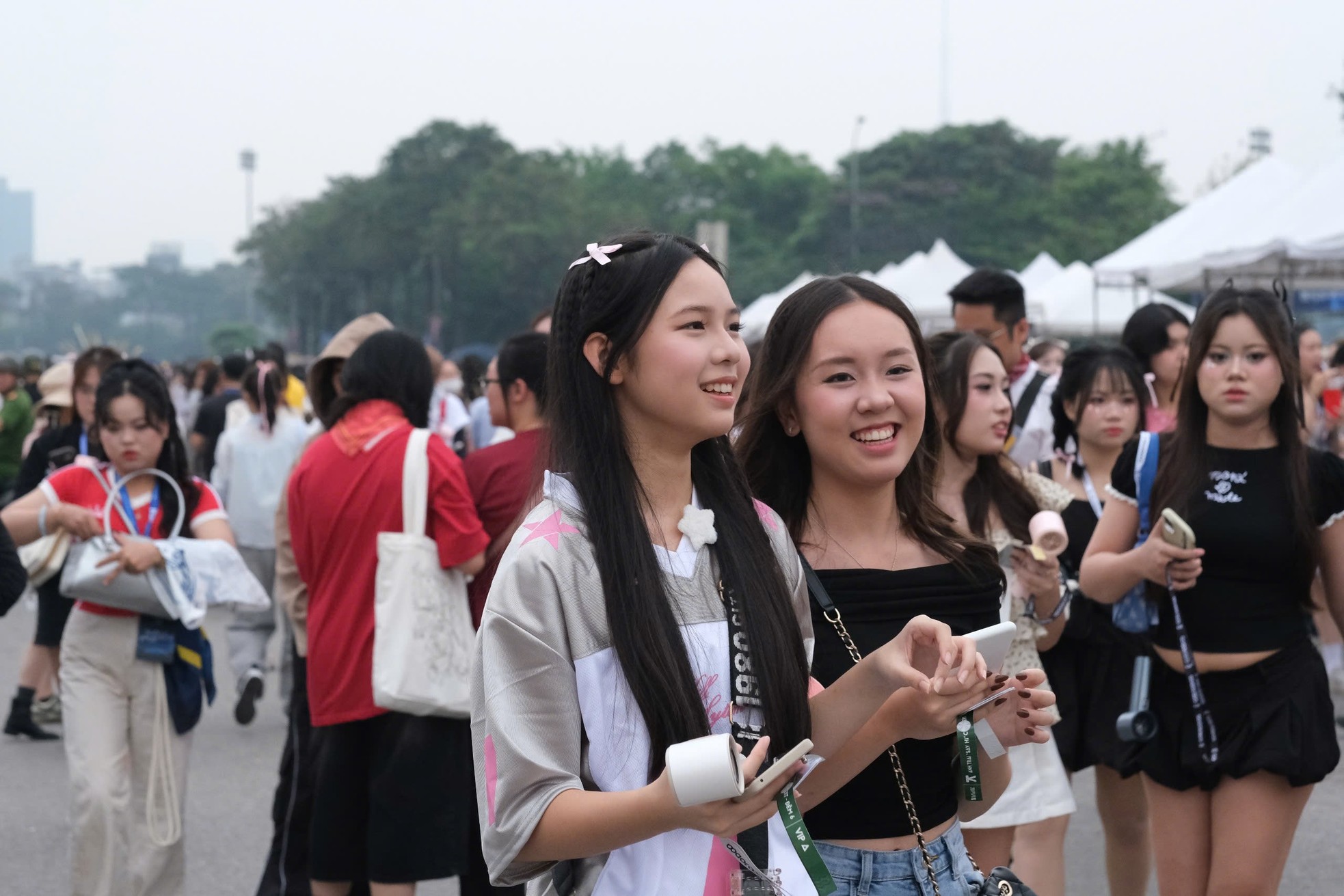 Khán giả đội mưa tầm tã xem Anh trai say hi ảnh 17