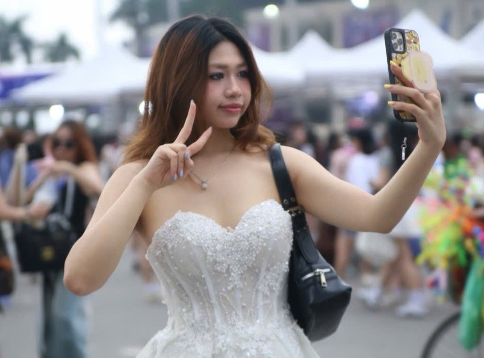 Khán giả đội mưa tầm tã xem Anh trai say hi ảnh 7