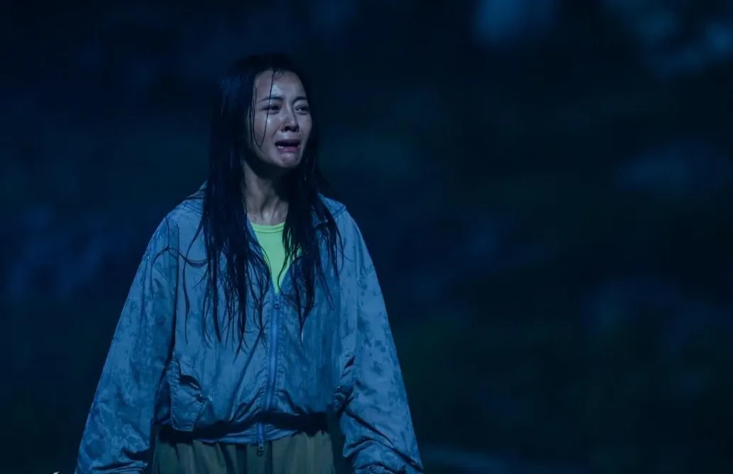 ‘Dưới đáy hồ’ - sự liều lĩnh của 'ông trùm phim kinh dị' Việt ảnh 3