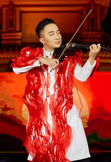 Hồ Ngọc Hà, Lệ Quyên hát trên sân khấu chưa từng có ở Hoa hậu Việt Nam ảnh 3