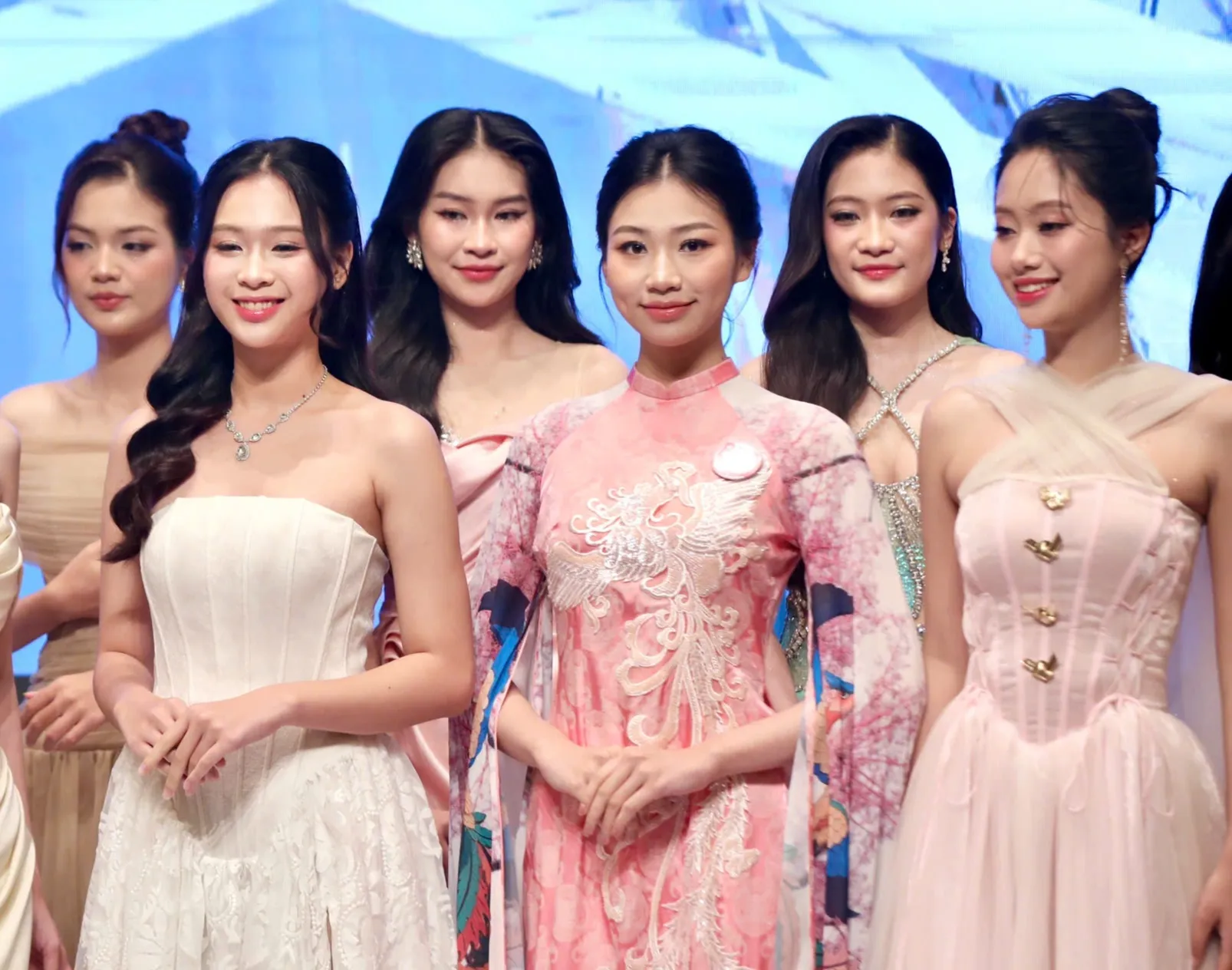 Thí sinh có hơn 40 người thân vào Huế cổ vũ trong đêm chung kết Hoa hậu Việt Nam ảnh 6