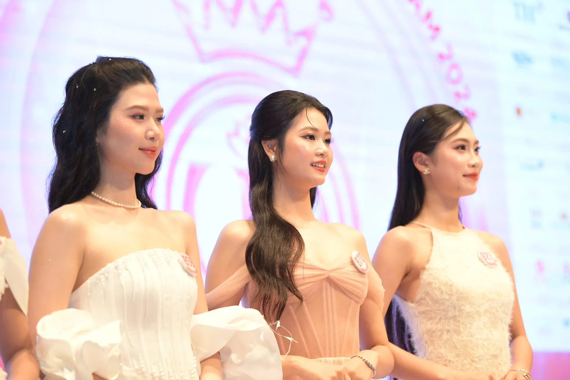 Thí sinh có hơn 40 người thân vào Huế cổ vũ trong đêm chung kết Hoa hậu Việt Nam ảnh 5