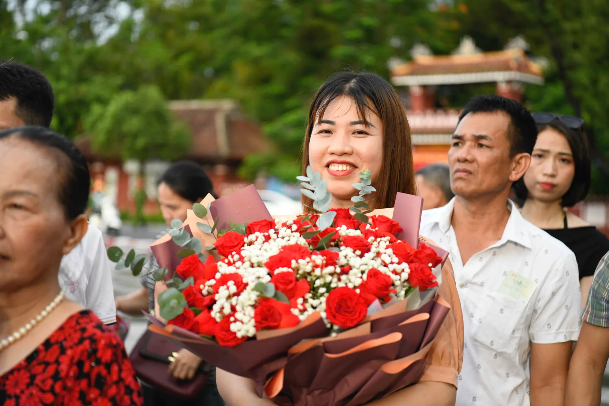 Khán giả đổ về sân khấu mặt nước sông Hương xem chung kết Hoa hậu Việt Nam ảnh 9