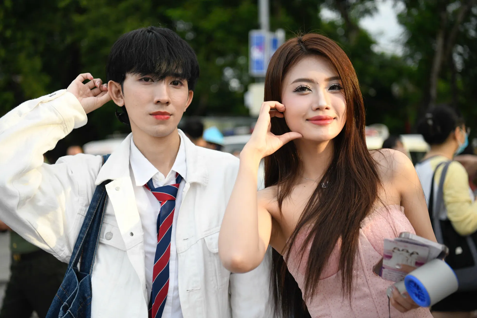 Khán giả đổ về sân khấu mặt nước sông Hương xem chung kết Hoa hậu Việt Nam ảnh 4