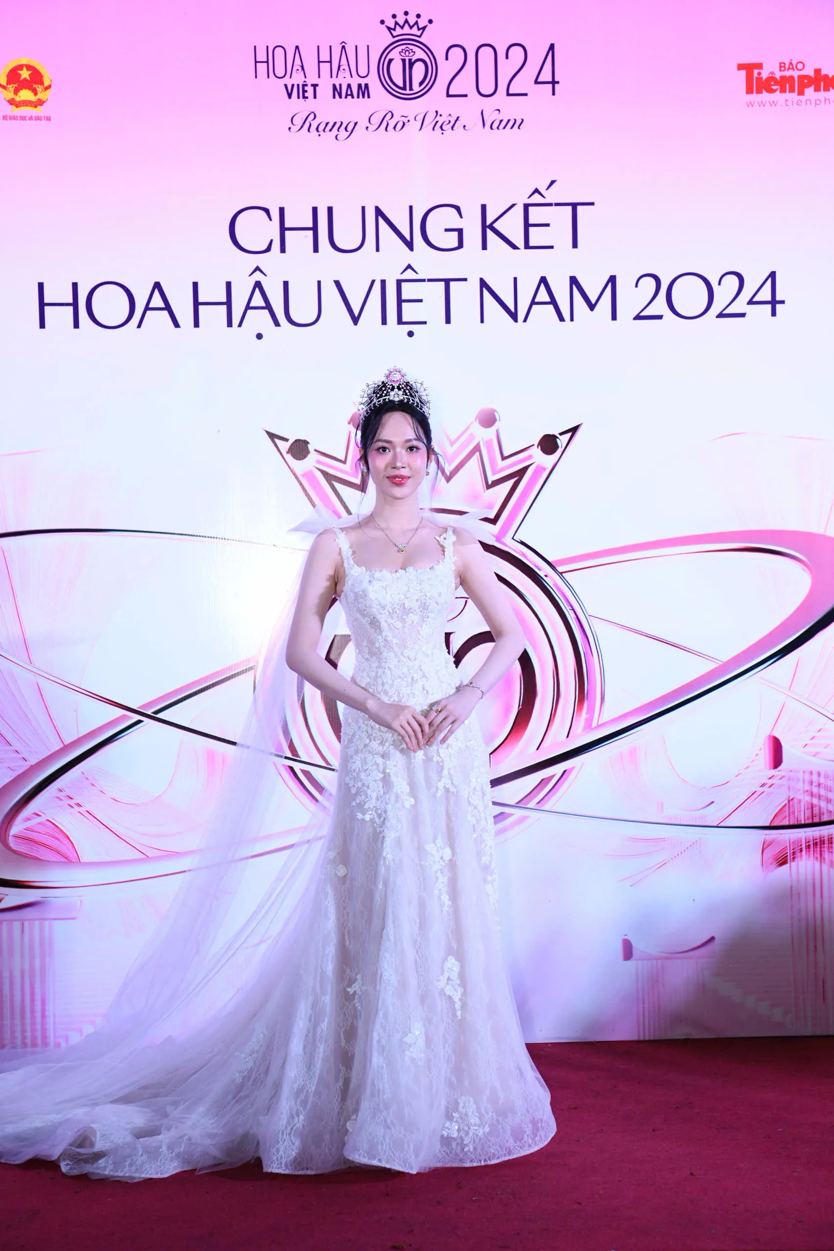 Thanh Thủy, Đỗ Hà, Tiểu Vy làm nóng thảm đỏ Hoa hậu Việt Nam ảnh 9