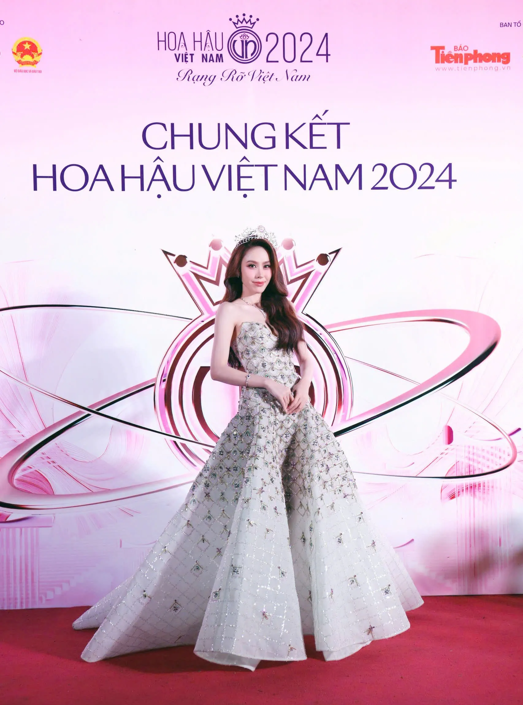 Thanh Thủy, Đỗ Hà, Tiểu Vy làm nóng thảm đỏ Hoa hậu Việt Nam ảnh 10