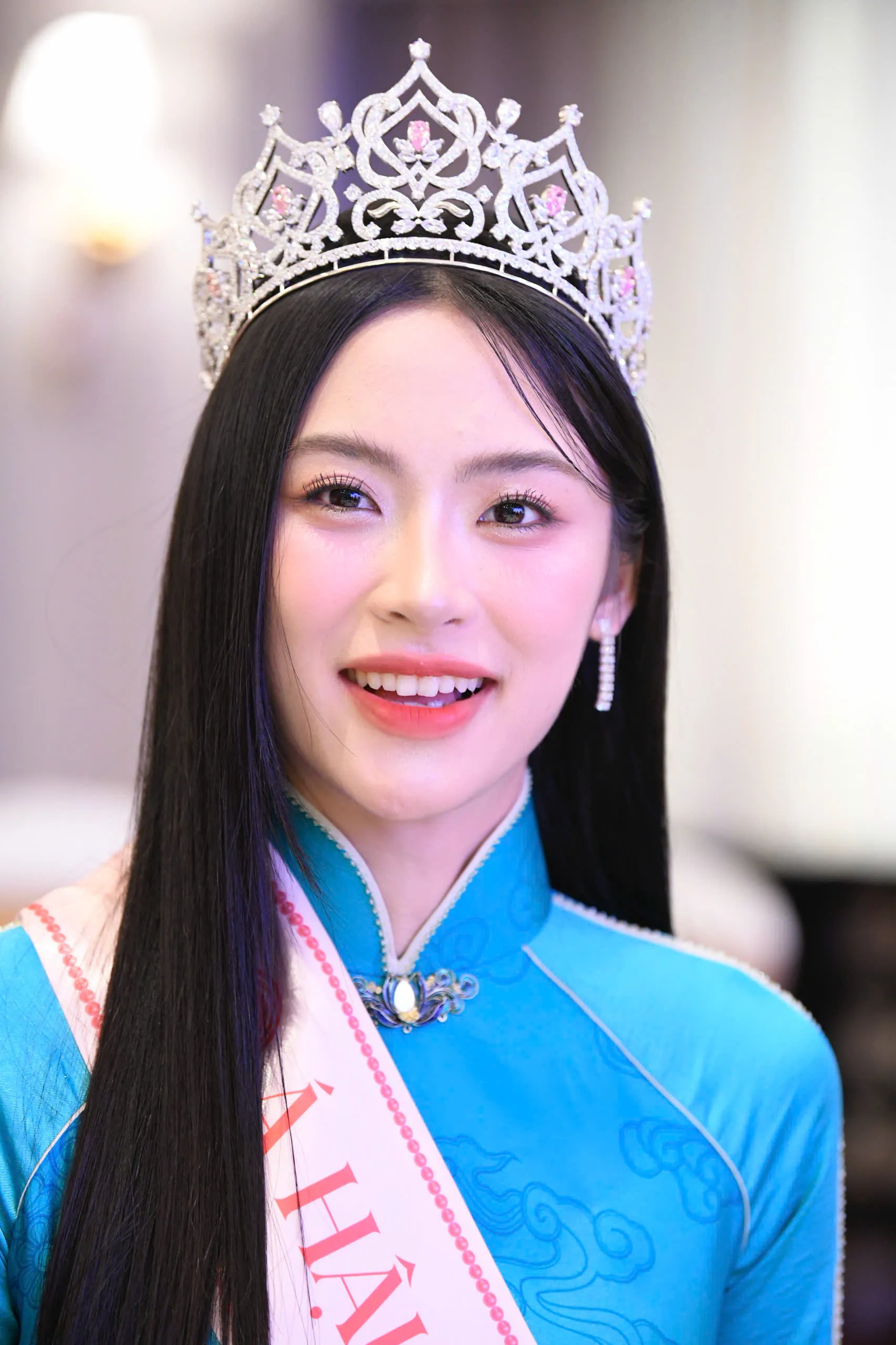 Hoa hậu Hà Trúc Linh: 'Mẹ ôm tôi bật khóc sau đăng quang' ảnh 8