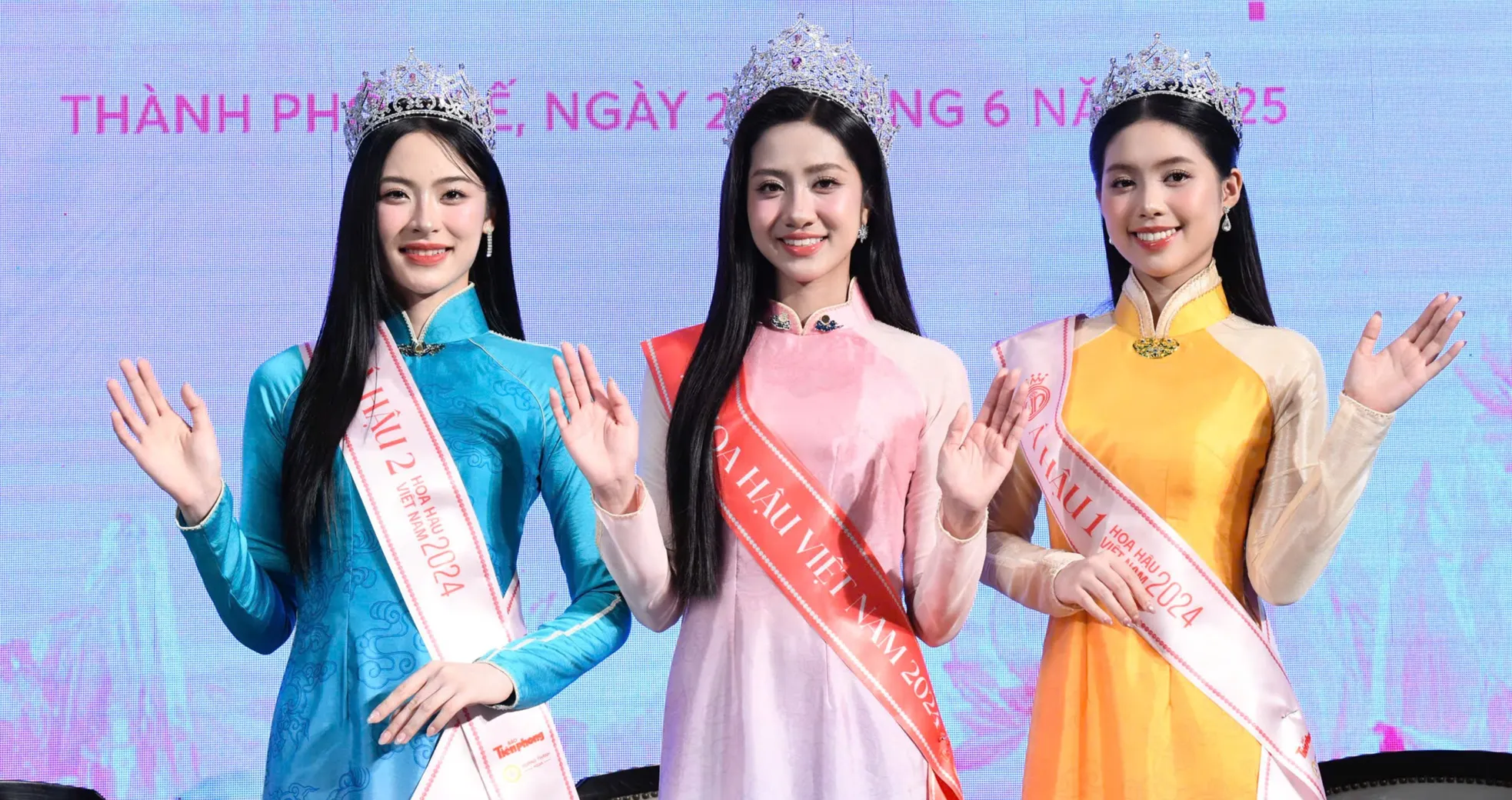 Hoa hậu Hà Trúc Linh: 'Mẹ ôm tôi bật khóc sau đăng quang' ảnh 1