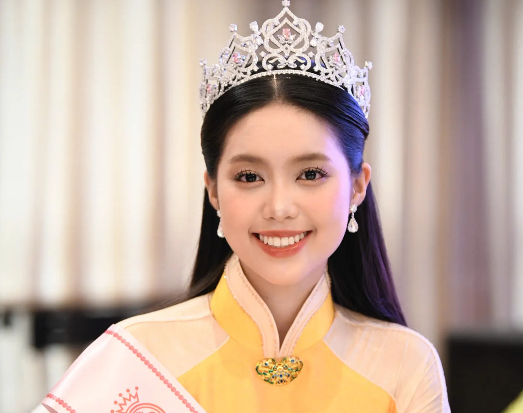 Hoa hậu Hà Trúc Linh: 'Mẹ ôm tôi bật khóc sau đăng quang' ảnh 7