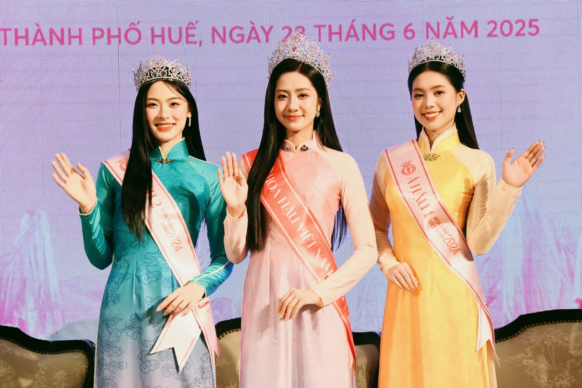 Hoa hậu Hà Trúc Linh: 'Mẹ ôm tôi bật khóc sau đăng quang' ảnh 2