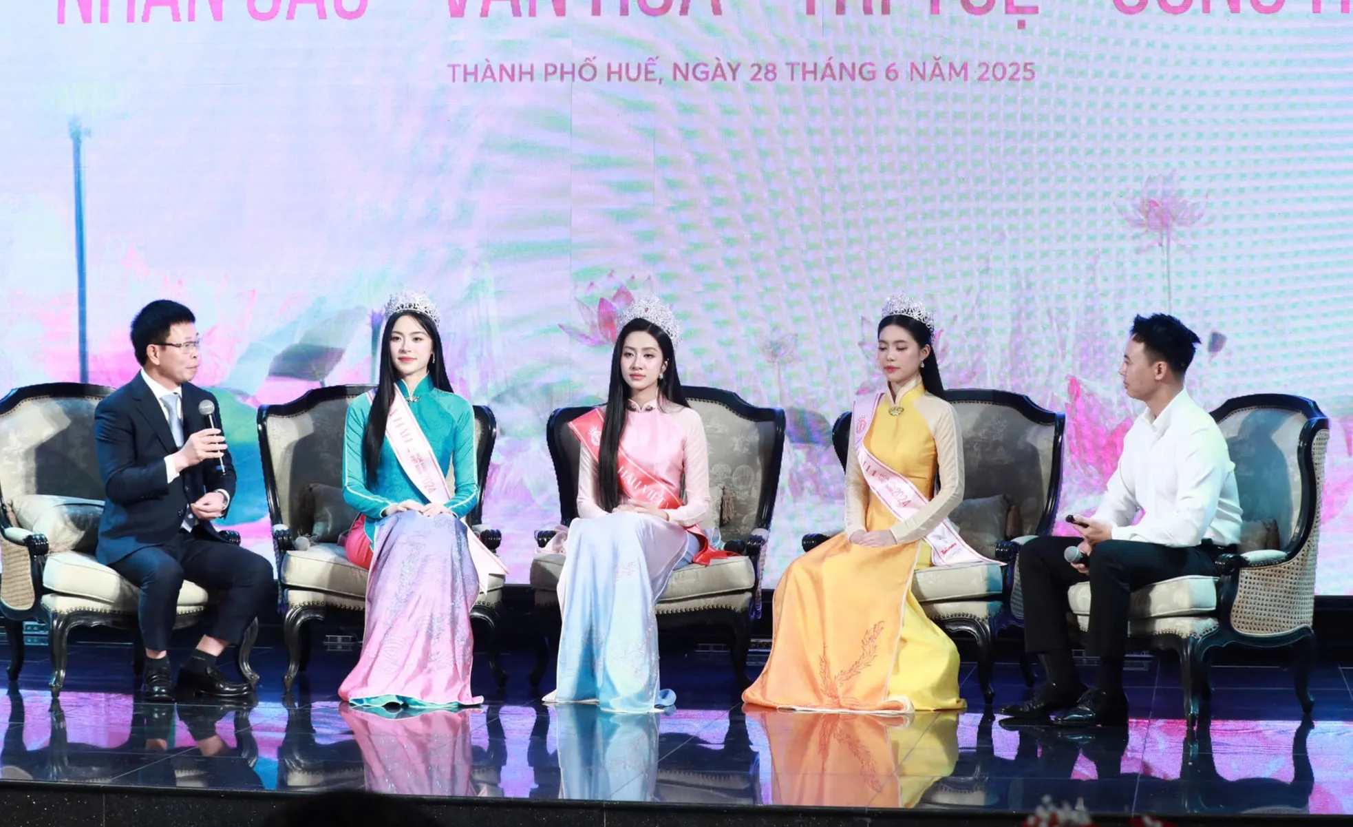 Hoa hậu Hà Trúc Linh: 'Mẹ ôm tôi bật khóc sau đăng quang' ảnh 11