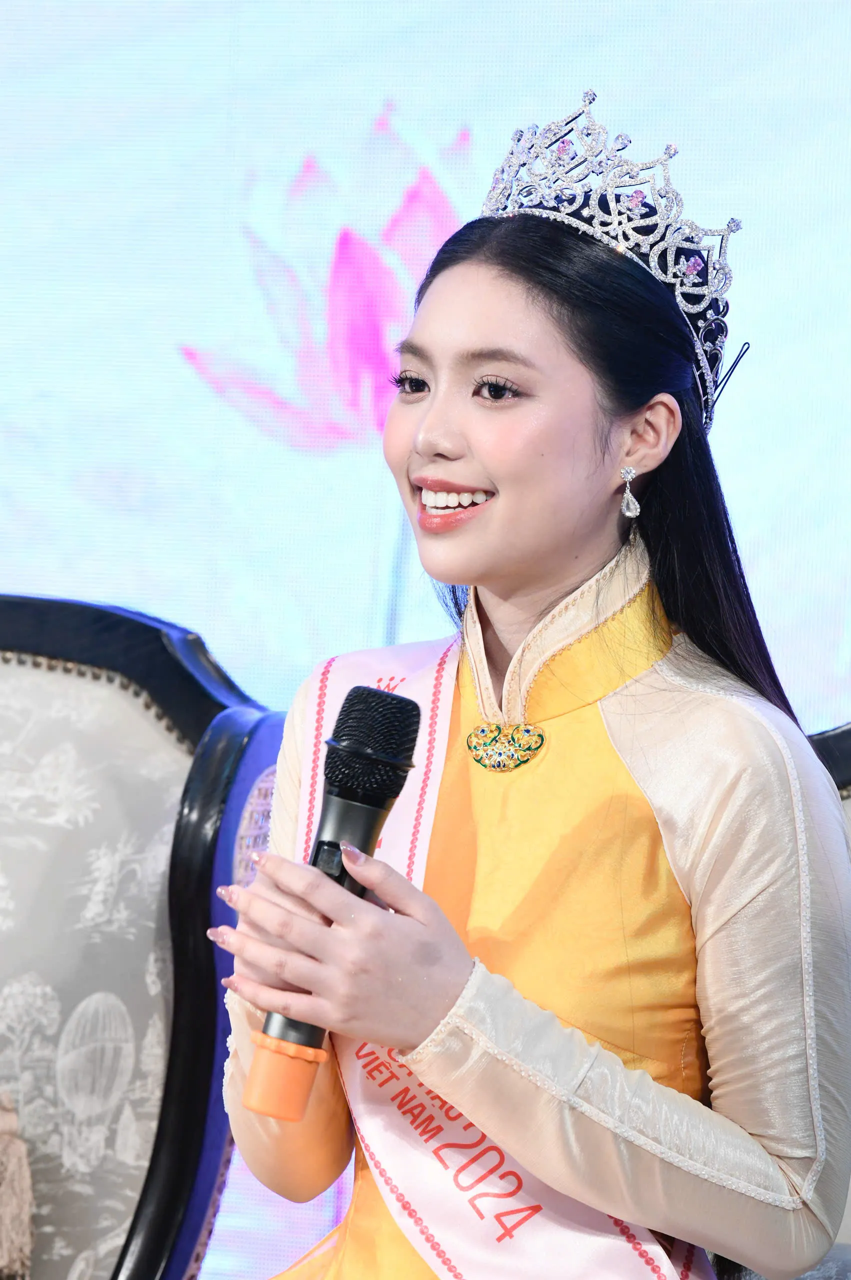 Hoa hậu Hà Trúc Linh: 'Mẹ ôm tôi bật khóc sau đăng quang' ảnh 15