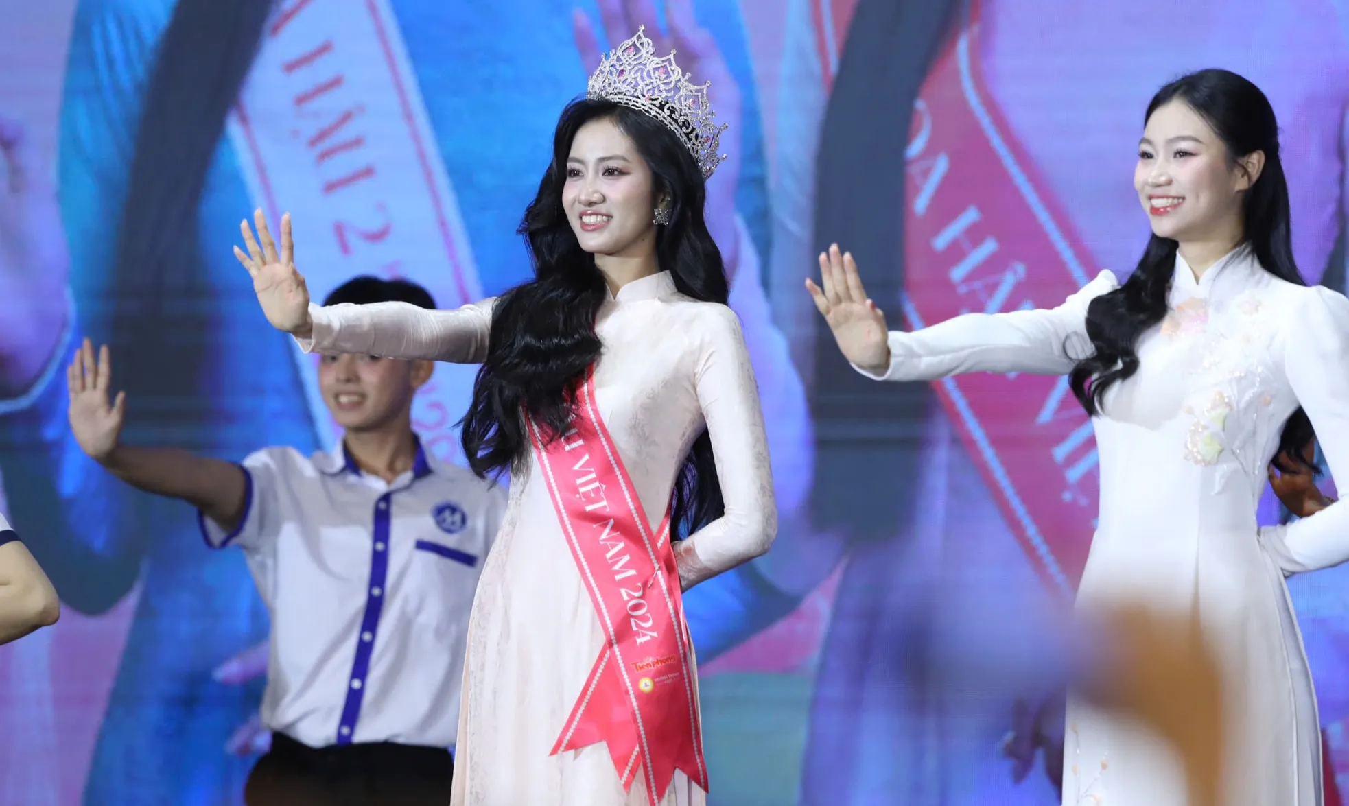 Hoa hậu Hà Trúc Linh nhảy trước hàng nghìn sinh viên ảnh 7