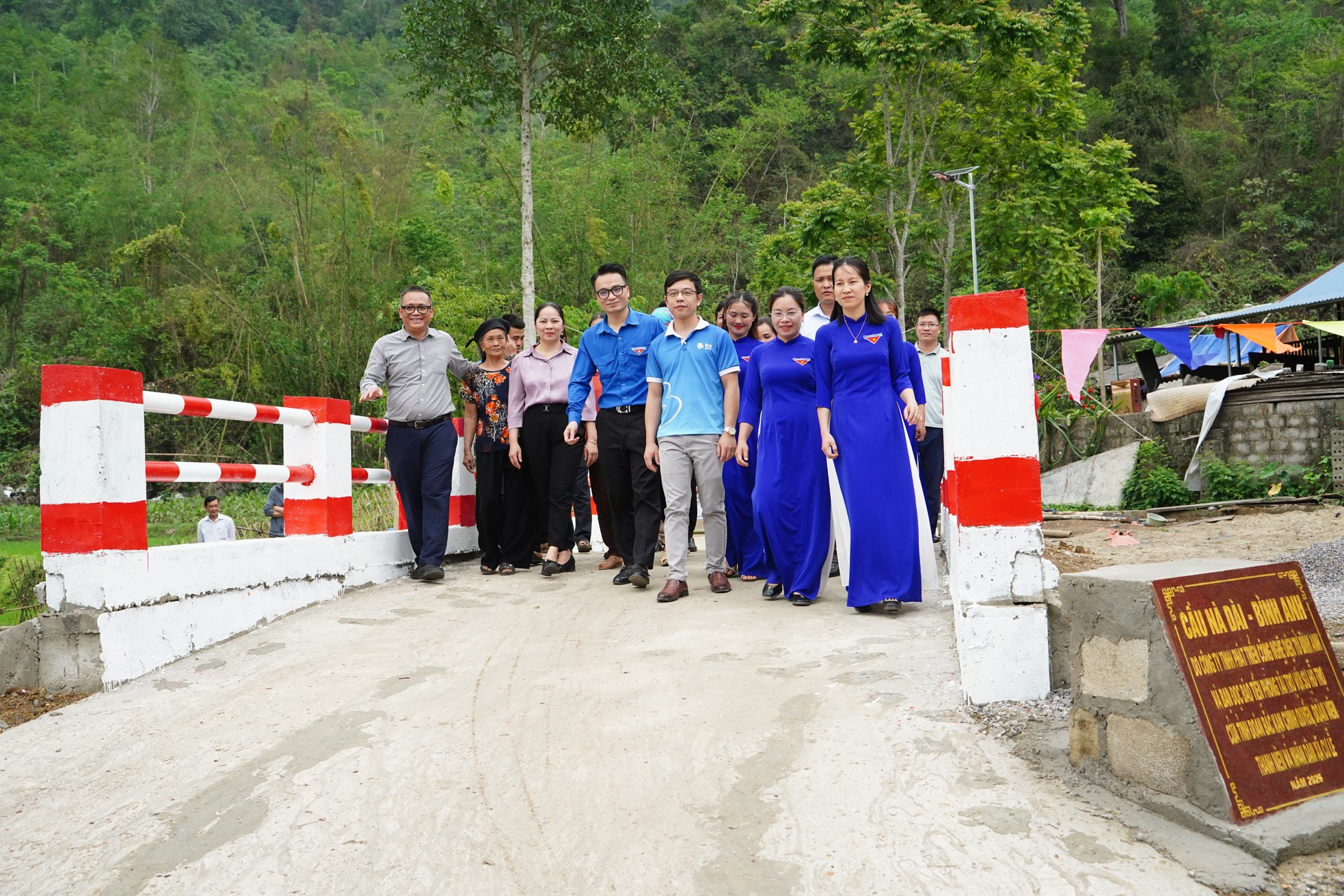 Khánh thành cầu thiện nguyện Nà Dài - Bình Anh: Nối yêu thương, mở đường làm ăn cho dân bản ảnh 12