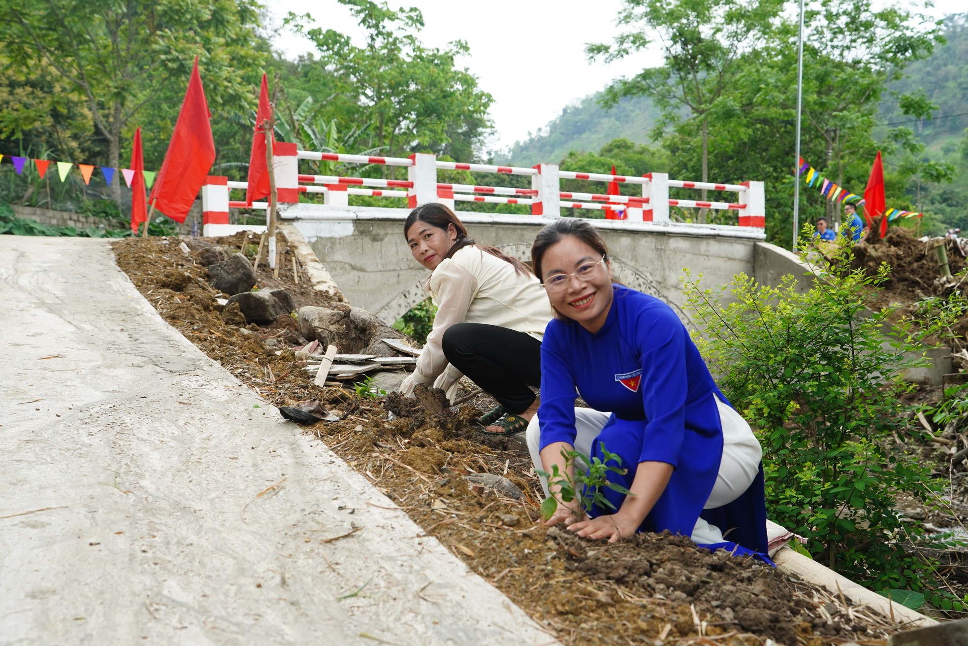 Khánh thành cầu thiện nguyện Nà Dài - Bình Anh: Nối yêu thương, mở đường làm ăn cho dân bản ảnh 13