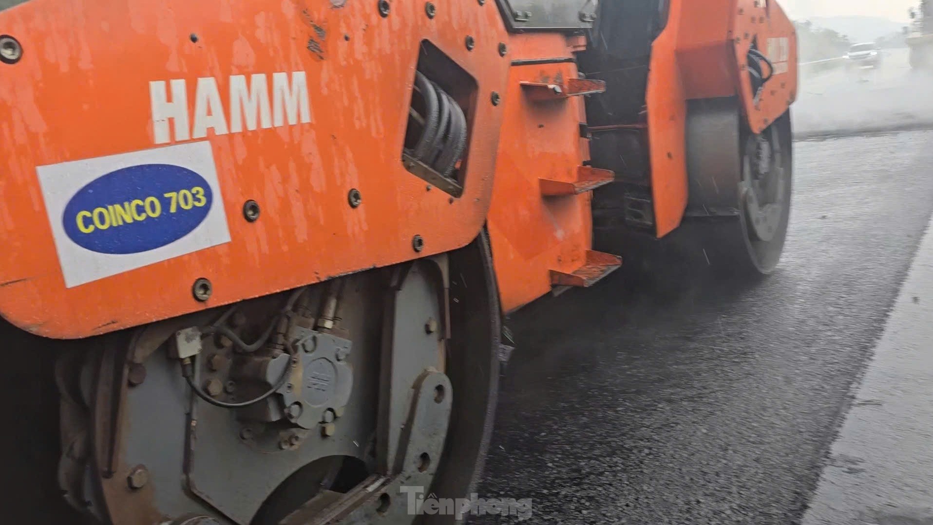 Bất chấp mưa to, đơn vị thi công vẫn thảm mặt đường cao tốc Nội Bài - Lào Cai ảnh 5