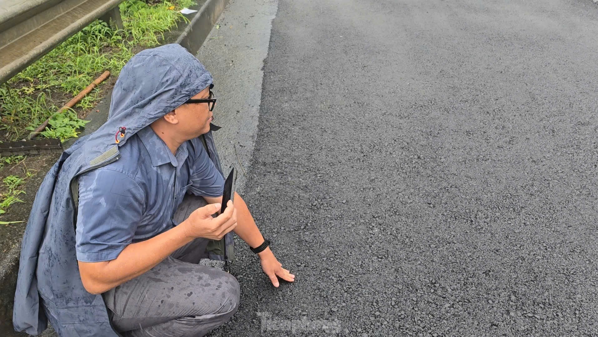 Bất chấp mưa to, đơn vị thi công vẫn thảm mặt đường cao tốc Nội Bài - Lào Cai ảnh 4